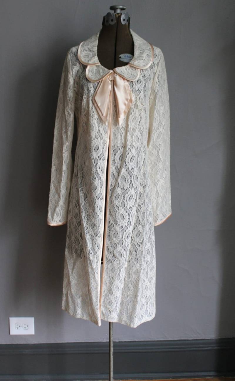 50Er Jahre Satin Und Spitze Jacke Mantel Boudoir Robe Dessous Creme Pfirsichband Midi Wie Neu von OpenedApples