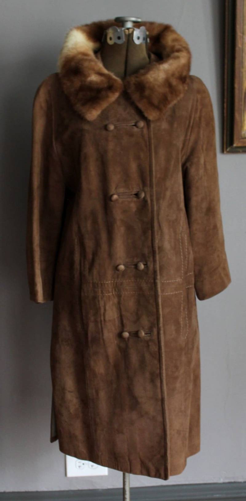 60Er Jahre Mod Brauner Wildleder Midi Mantel Mit Echt Honig Braunen Nerzpelzkragen 60Er Jahre Mod Brauner Wildleder Midi Mantel Mit Echt Honig Braunen Nerzpelzkragen von OpenedApples