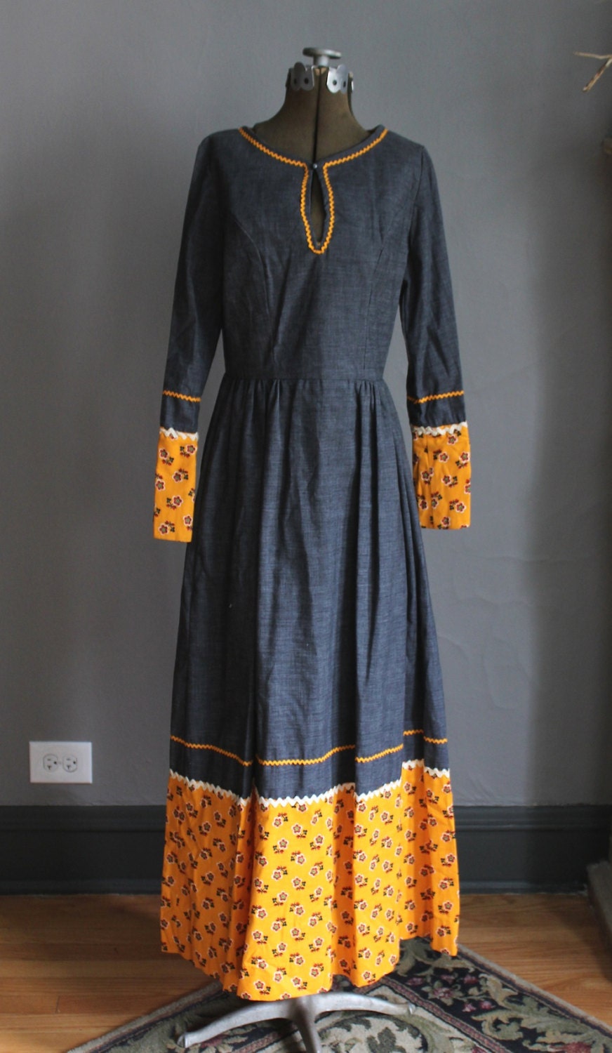 70Er Graue Baumwolle Und Floral Maxi Kleid Fitted Festival Boho Hippie Prairie Folk Klein Bis Mittel 70Er Graue Baumwolle Und Floral Maxi Kleid Fitted Festival Boho Hippie Prairie Folk Klein Bis Mittel von OpenedApples
