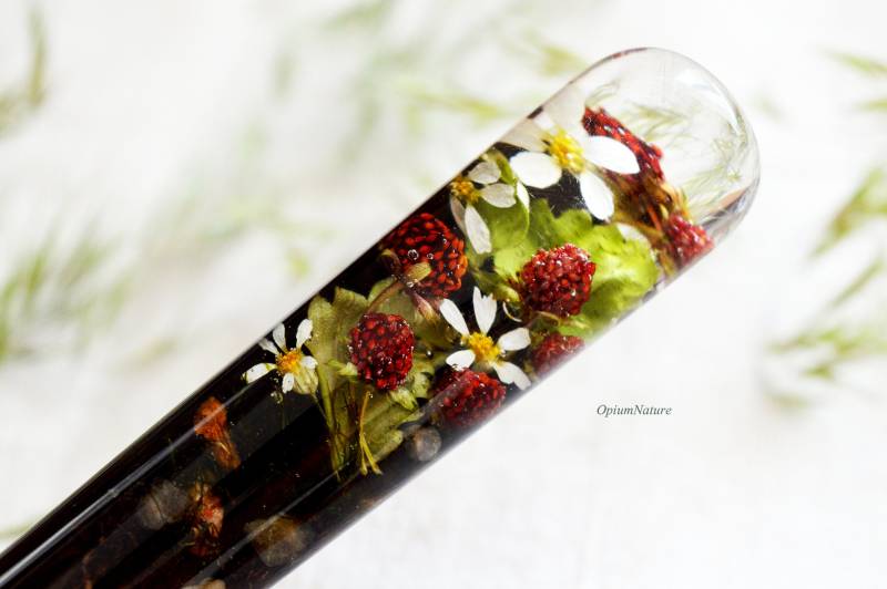 Walderdbeere Resin Haarstab Mooreicheholz Haarforke von OpiumNature