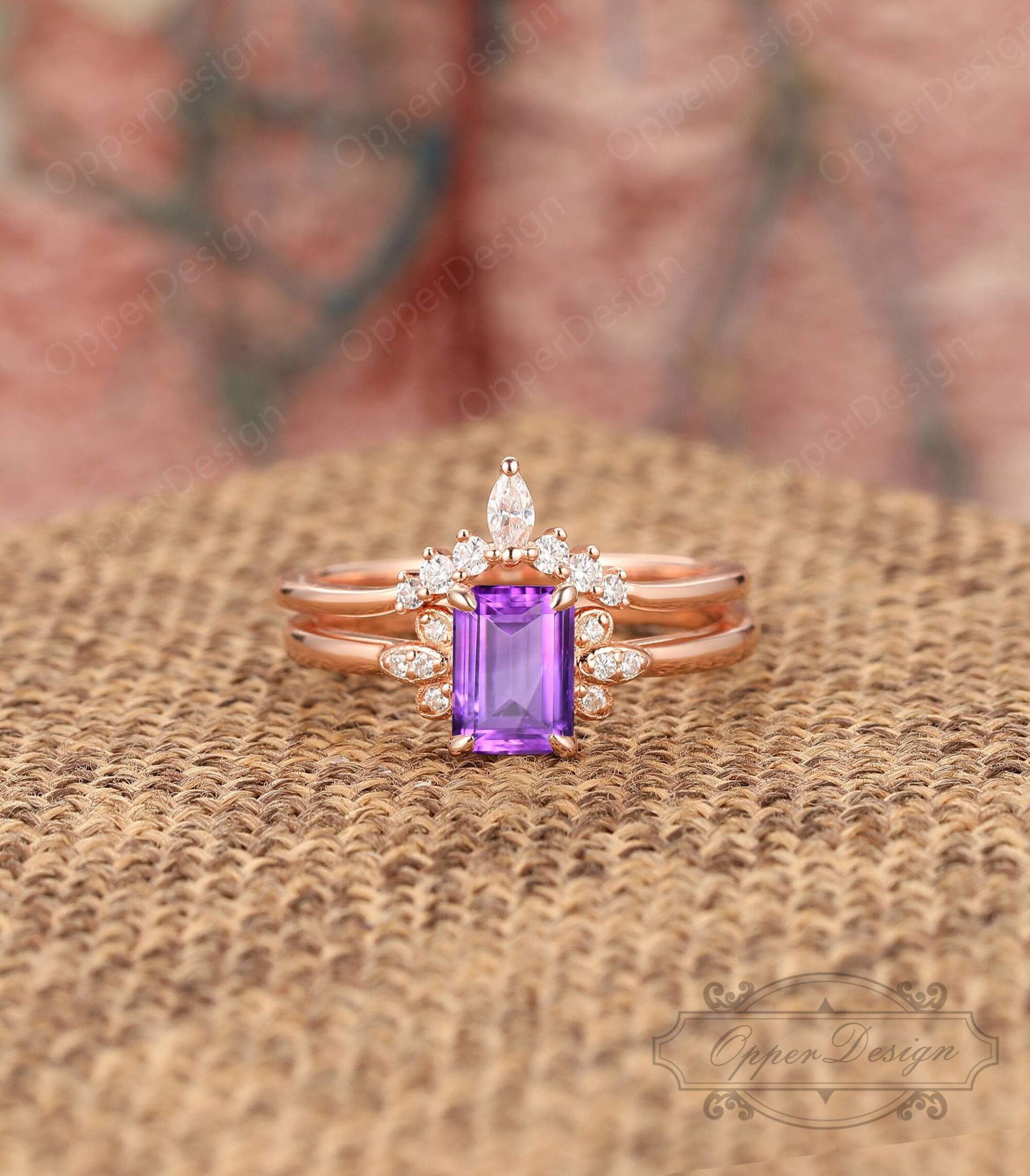 Amethyst Ring, Stapelbarer Smaragdschliff 5x7mm Natürlicher Art Deco Edelstein Handgefertigter Verlobungsring, Braut Ring Set von OpperDesign