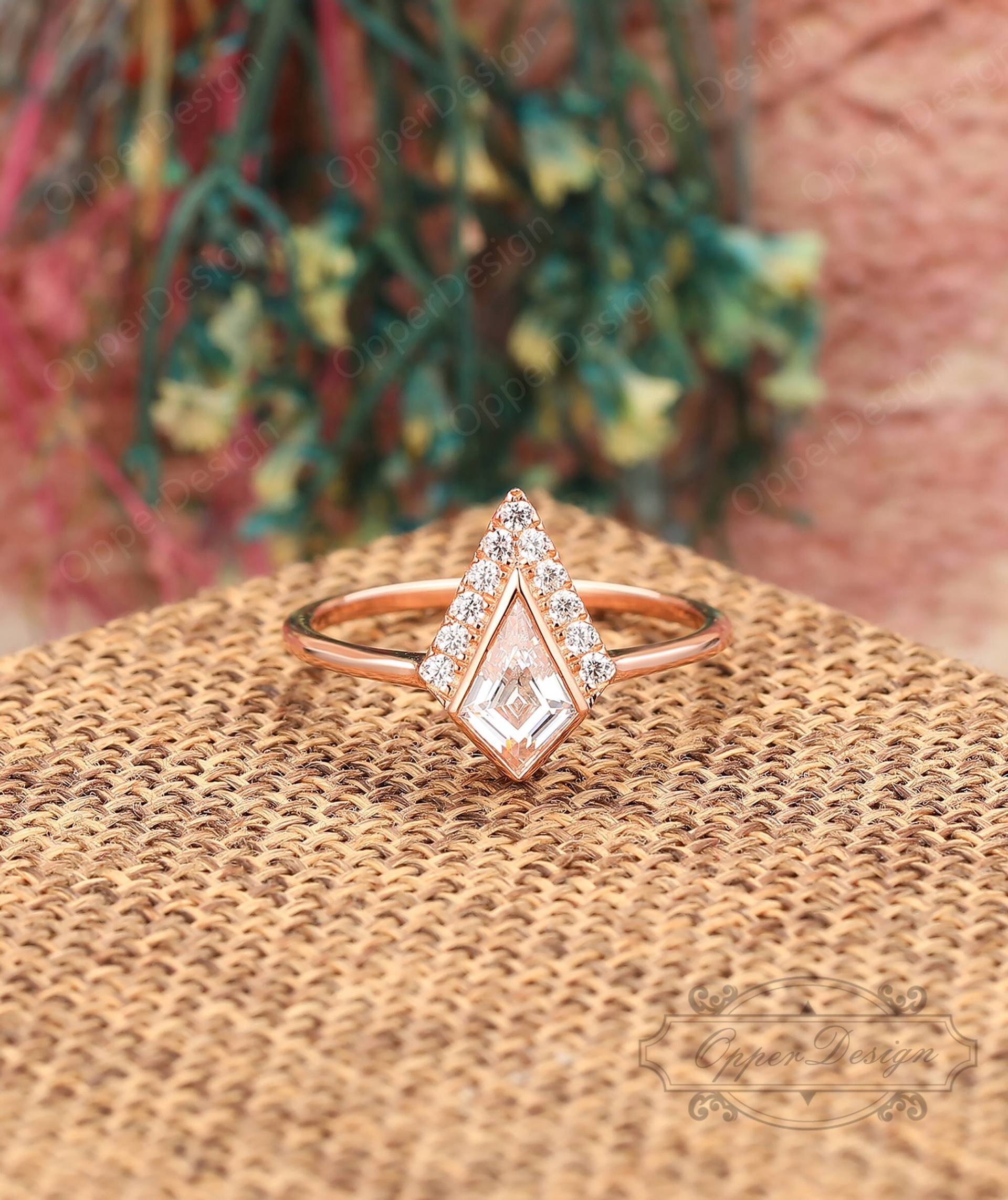 Art Deco Moissanite Ehering, 14K Rose Gold Verlobungsring, Kite Cut 5x8mm Simuliert Diamant Ring, Frauen Vorschlag Jahrestag Ring von OpperDesign