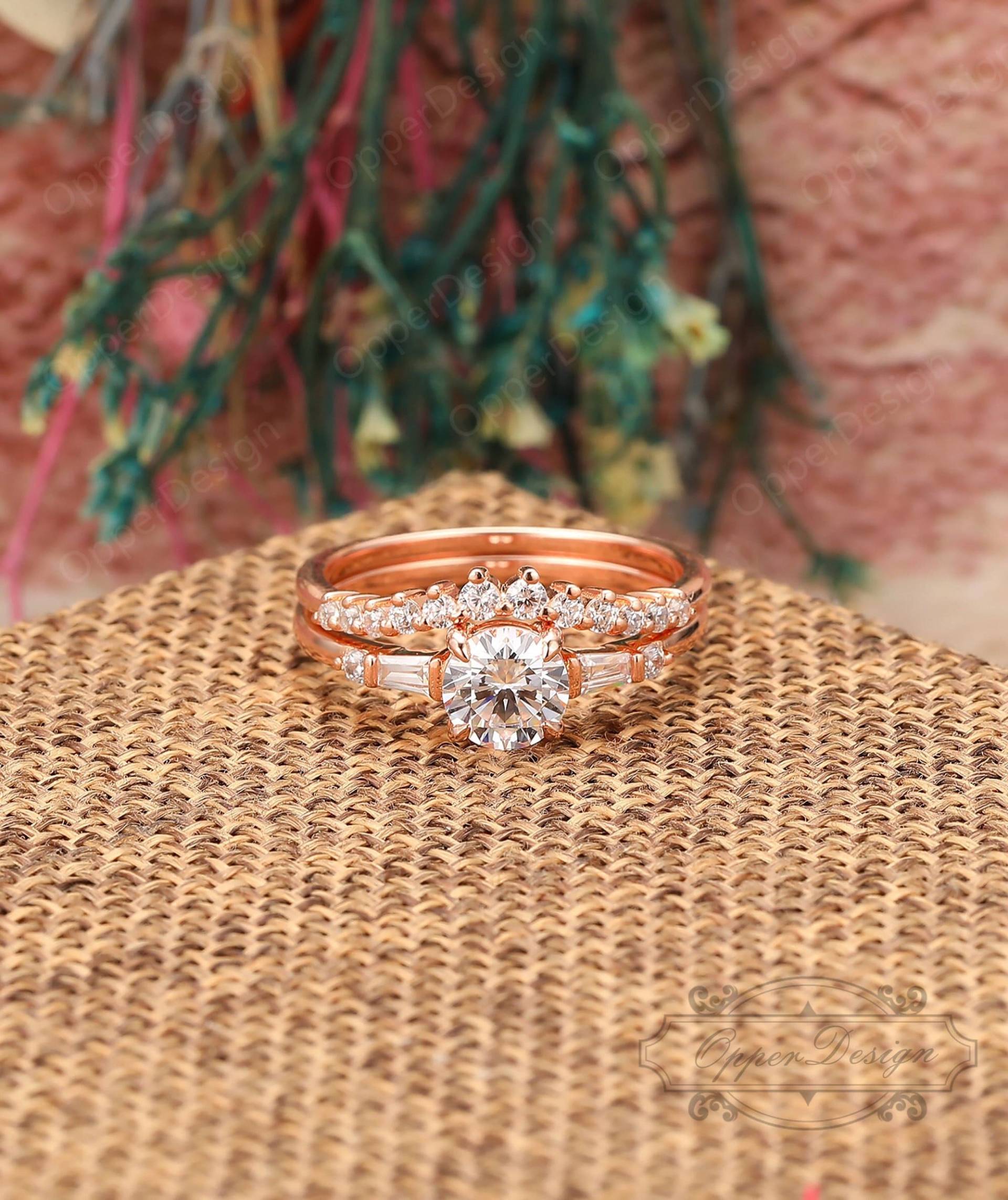 Art Deco Moissanite Ehering Set, Rund Geschnitten 6mm Braut Frauen Versprechen Passenden Ring, Zarte Handgefertigte Ring Set Rose Gold von OpperDesign
