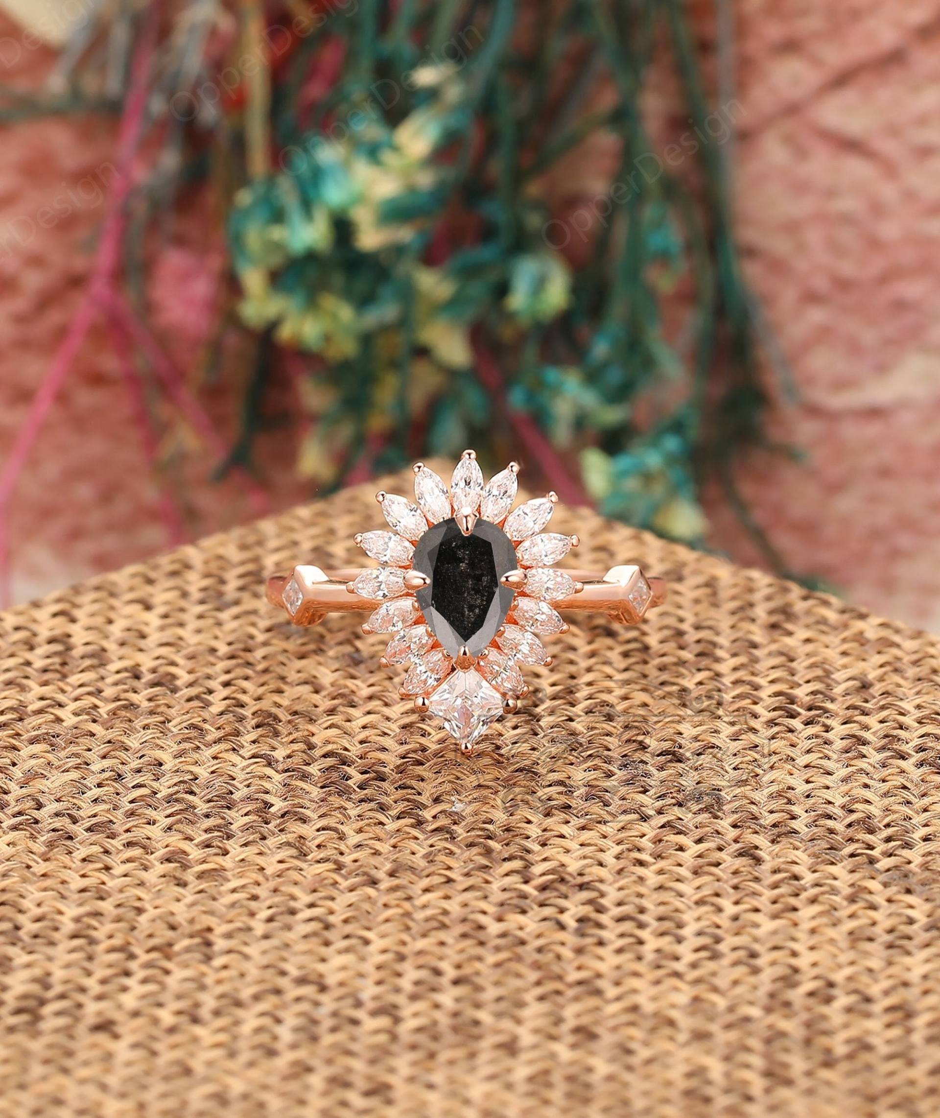 Einzigartiger Jubiläumsring, Antiker Pear Cut Ring Brautring, Art Deoc Salz Und Pfeffer Diamant Ehering, 14K Rose Gold Halo Verlobungsring von OpperDesign