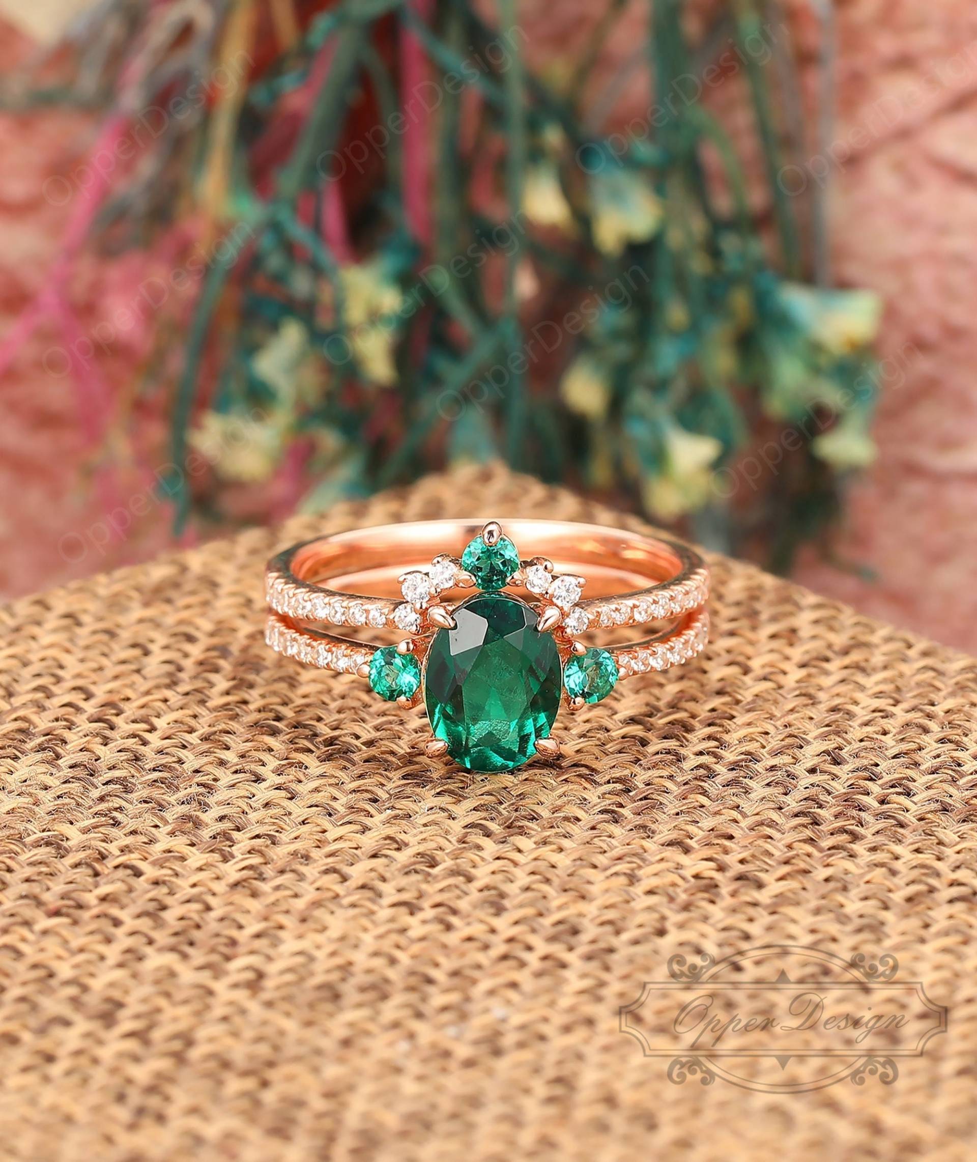 Einzigartiger Smaragd Passender Ring, Massiver Rosegold-Verlobungsring-Set, Ovale Form Smaragd-Hochzeitsring-Set, Vintage Frauen-Jubiläums-Ring-Set von OpperDesign