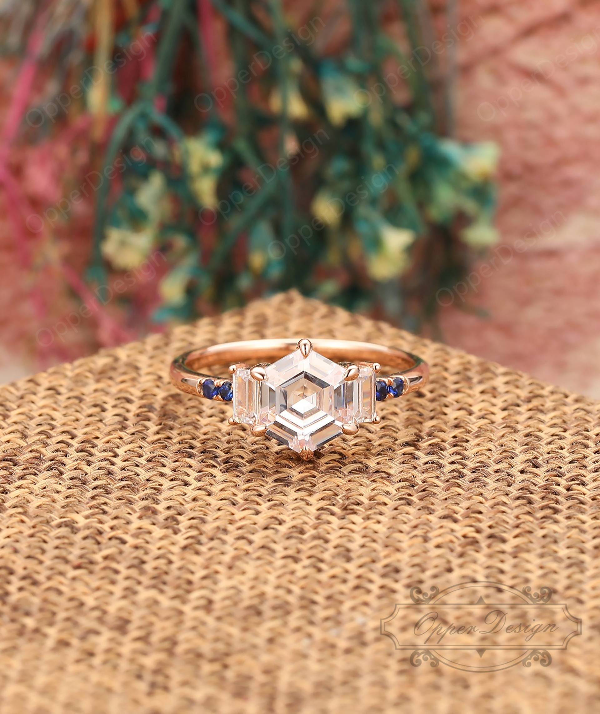 Hexagon Form 7mm 1.35Ct Simulierter Diamant Ring, Antiker Frauen Verlobungsring, Einzigartiger Jahrestag Ehering, Vintage Saphir Brautring von OpperDesign