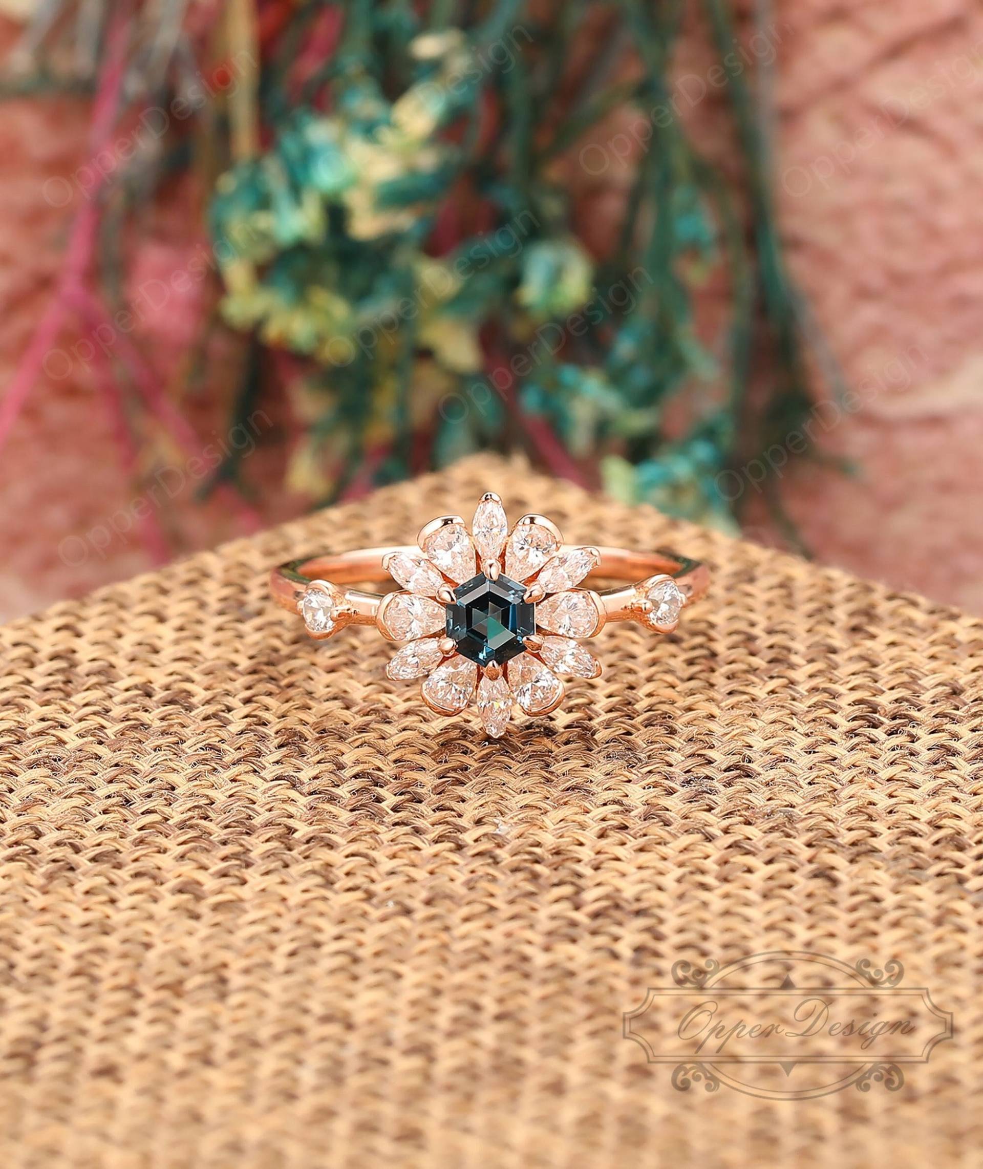 London Blautopas Verlobungsring, 10K Gold Floral Design Ehering, Hexagon Cut 4mm Ring, Personalisierter Jahrestag Ring von OpperDesign