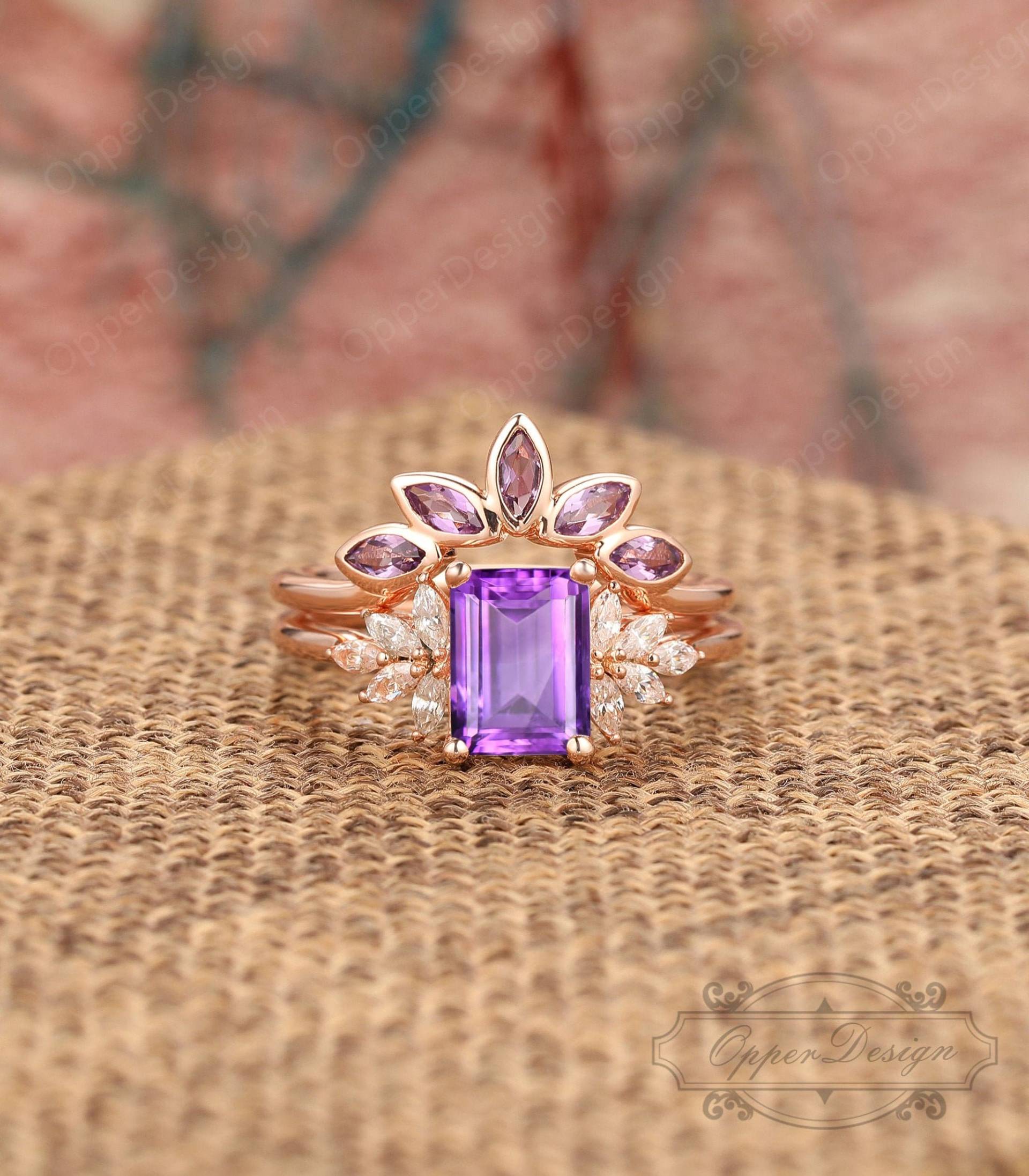 Natürliche Amethyst Braut Set, Smaragd Schliff 6x8mm Ring Einzigartige 14K Rose Gold Lila Edelstein Zartes Set von OpperDesign