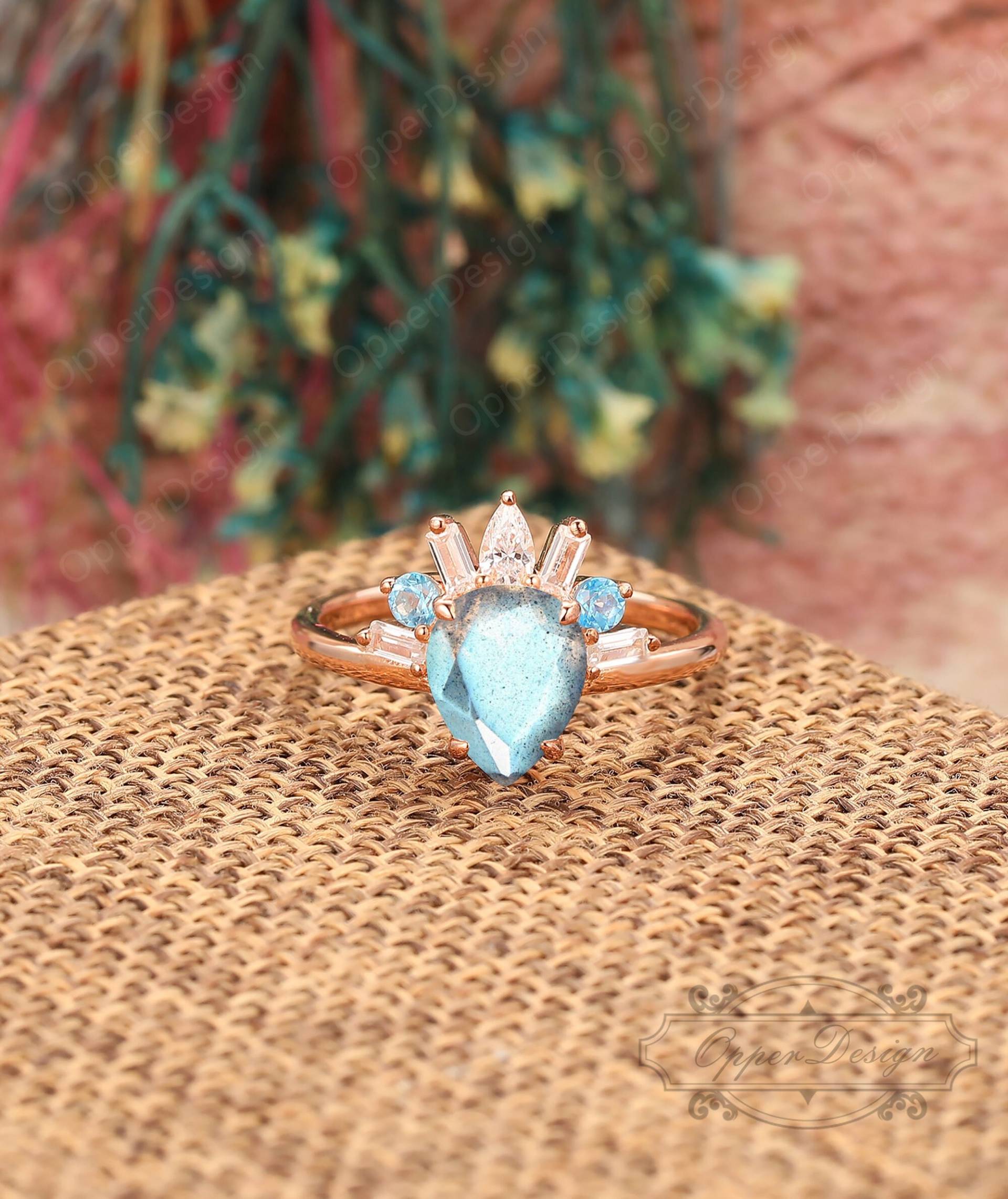 Natürlicher Feuer Blau Labradorit Ring, Dianty Pear Cut 7x9mm 14K Rose Gold Stapel Ehering, Einzigartiger Braut Versprechen Ring von OpperDesign