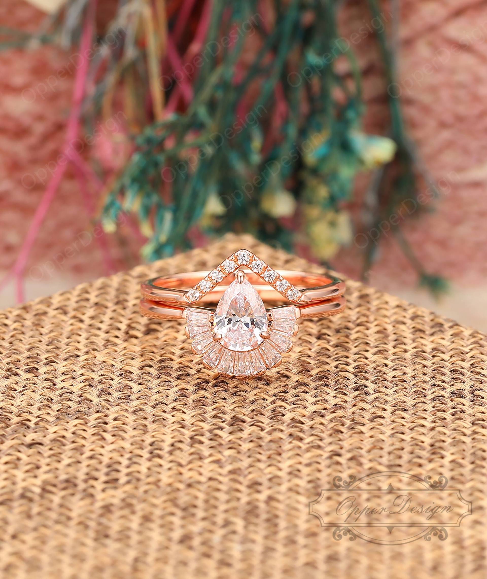 Personalisierte Hochzeit Ring Set, 14K Rose Gold Braut Art Deco Verlobungsring Pear Cut 5x7mm Moissanite Jubiläumsring von OpperDesign