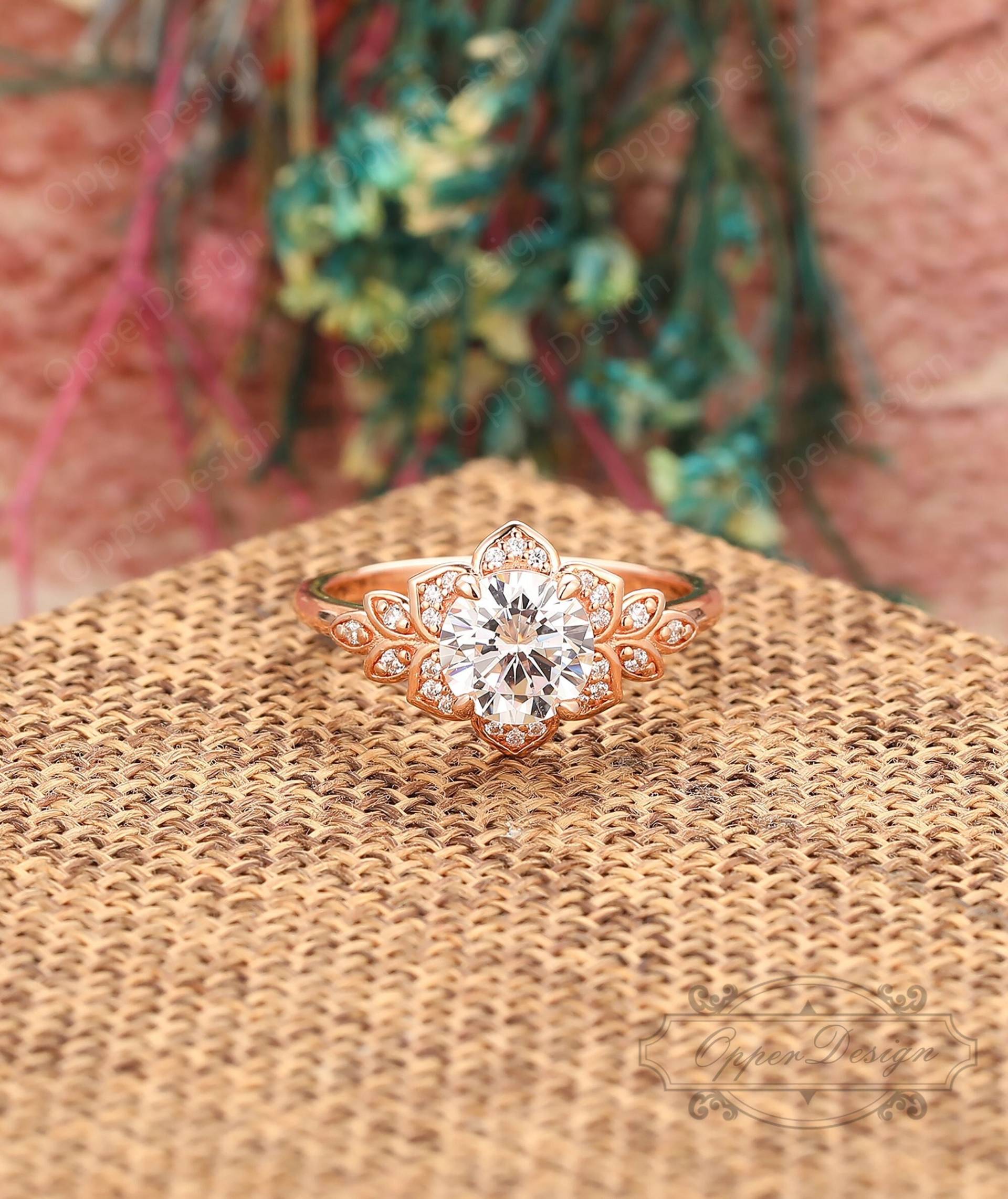 Runder Schnitt 7mm Moissanite Ring, Art Deco Brautring, Massiver Rose Gold Ehering, Vintage Blumen Halo Form Verlobungsring von OpperDesign