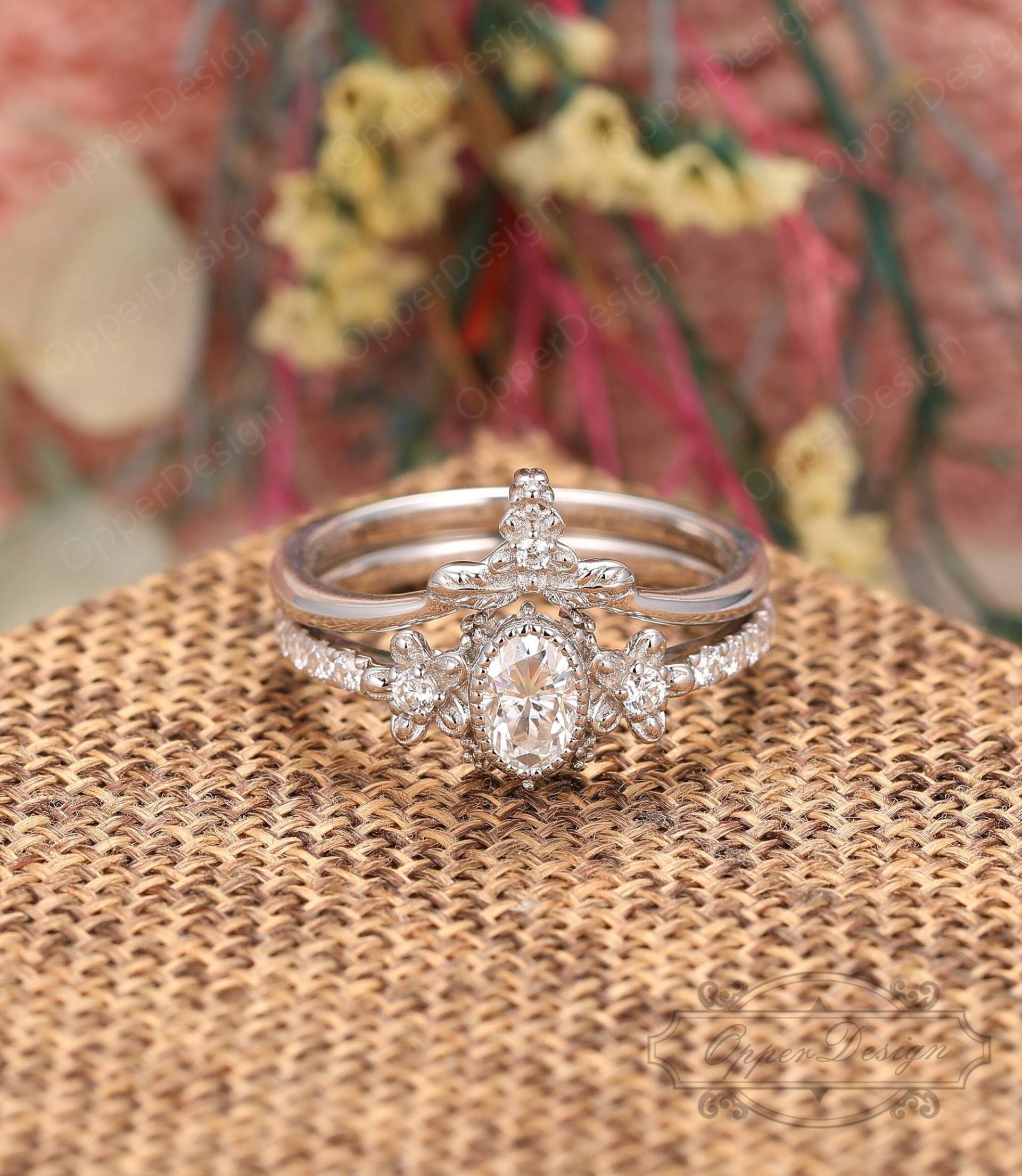 Simulierter Diamant Brautring, 14K Weißgold Passender Ring, Vintage Jahrestag Ring Set, Einzigartiger Stapelring Zarter Set von OpperDesign