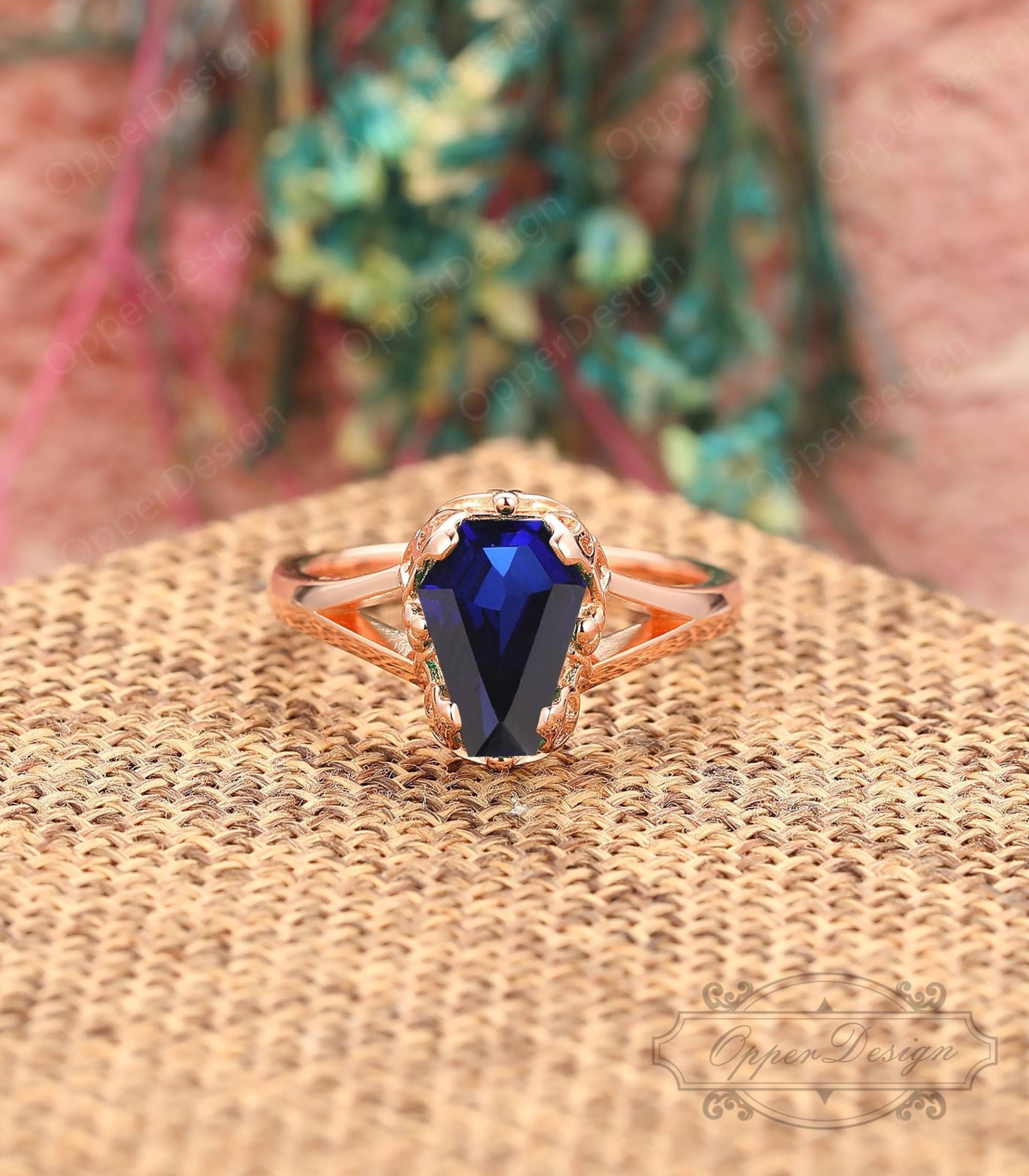 Solitär Saphir Verlobungsring, Art Deco Blauer Ehering, 14K Rose Gold Vintage Ring, Sarg Form 7x10mm Brautring von OpperDesign