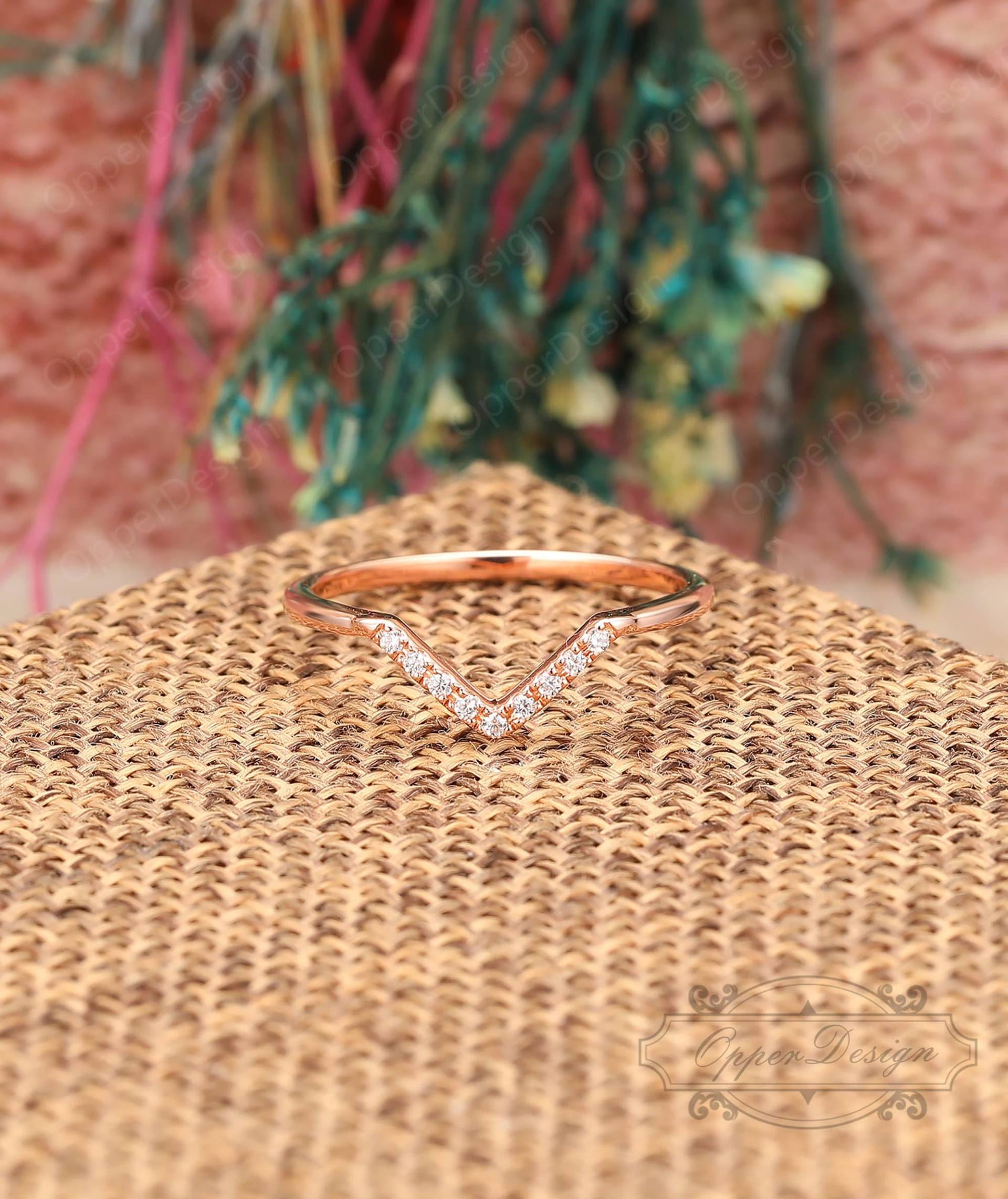 V-Form Simulierter Diamant Matching Band, Stacking Frauen Band Ring, Minimalist Ring Zarter Einfacher Täglicher Einzigartiger Rose Gold von OpperDesign