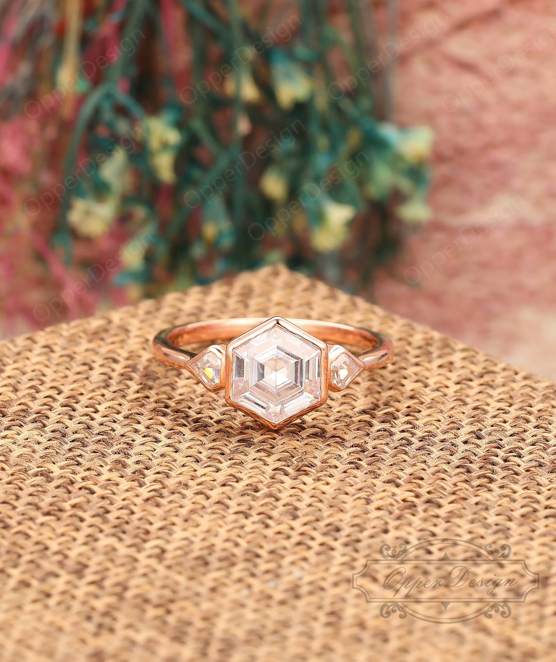 Vintage Moissanite Ring, 14K Rose Gold Ehering, Hexagon Cut 7mm Jubiläum Braut Minimalist Versprechen Frauen Ring von OpperDesign