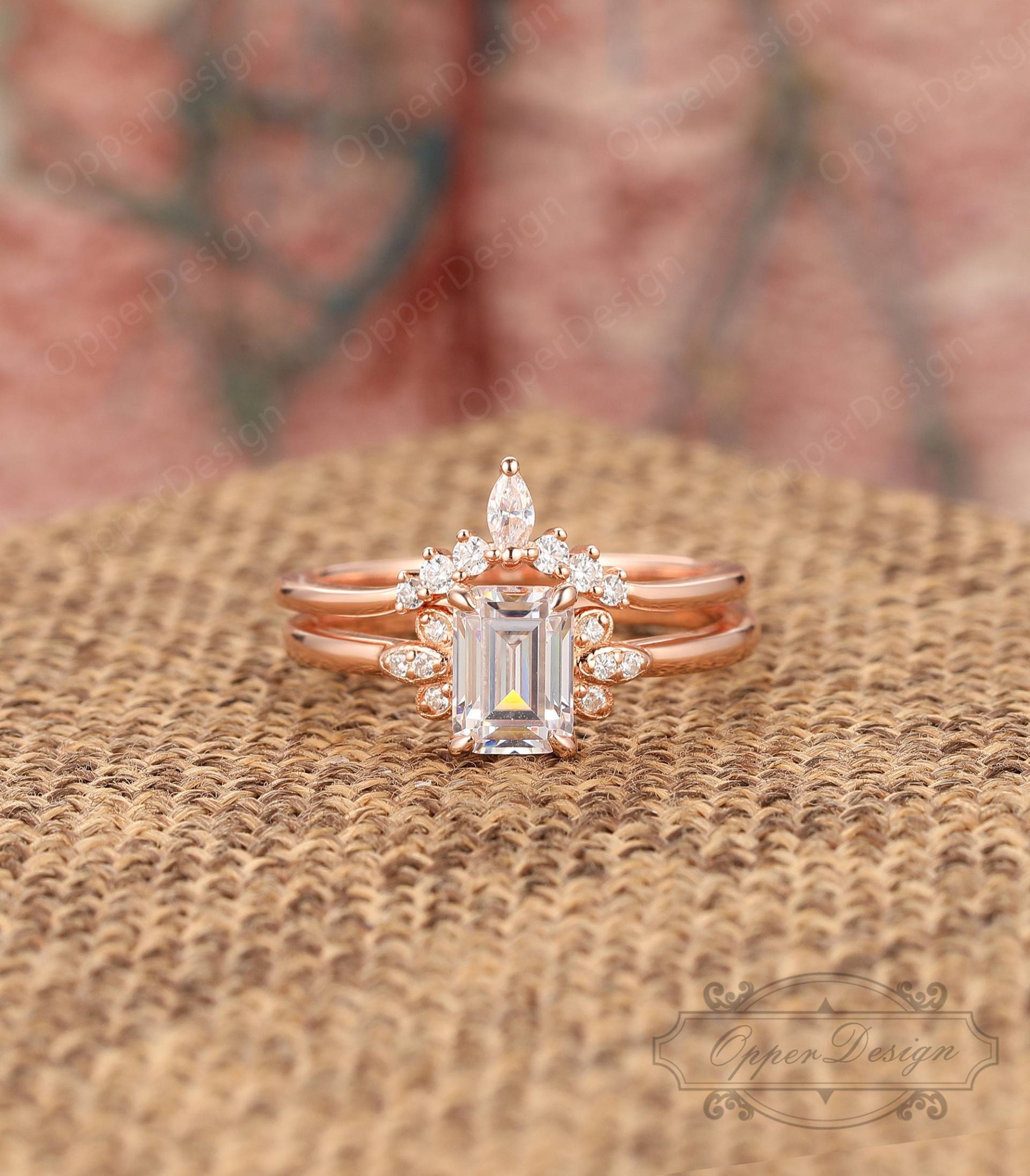 Vintage Smaragd Schliff 5x7mm Moissanite Ehering Set, Frauen Ring, 10K Rose Gold Versprechen Braut Ring 2 Stück Ringe, Stapelbarer von OpperDesign