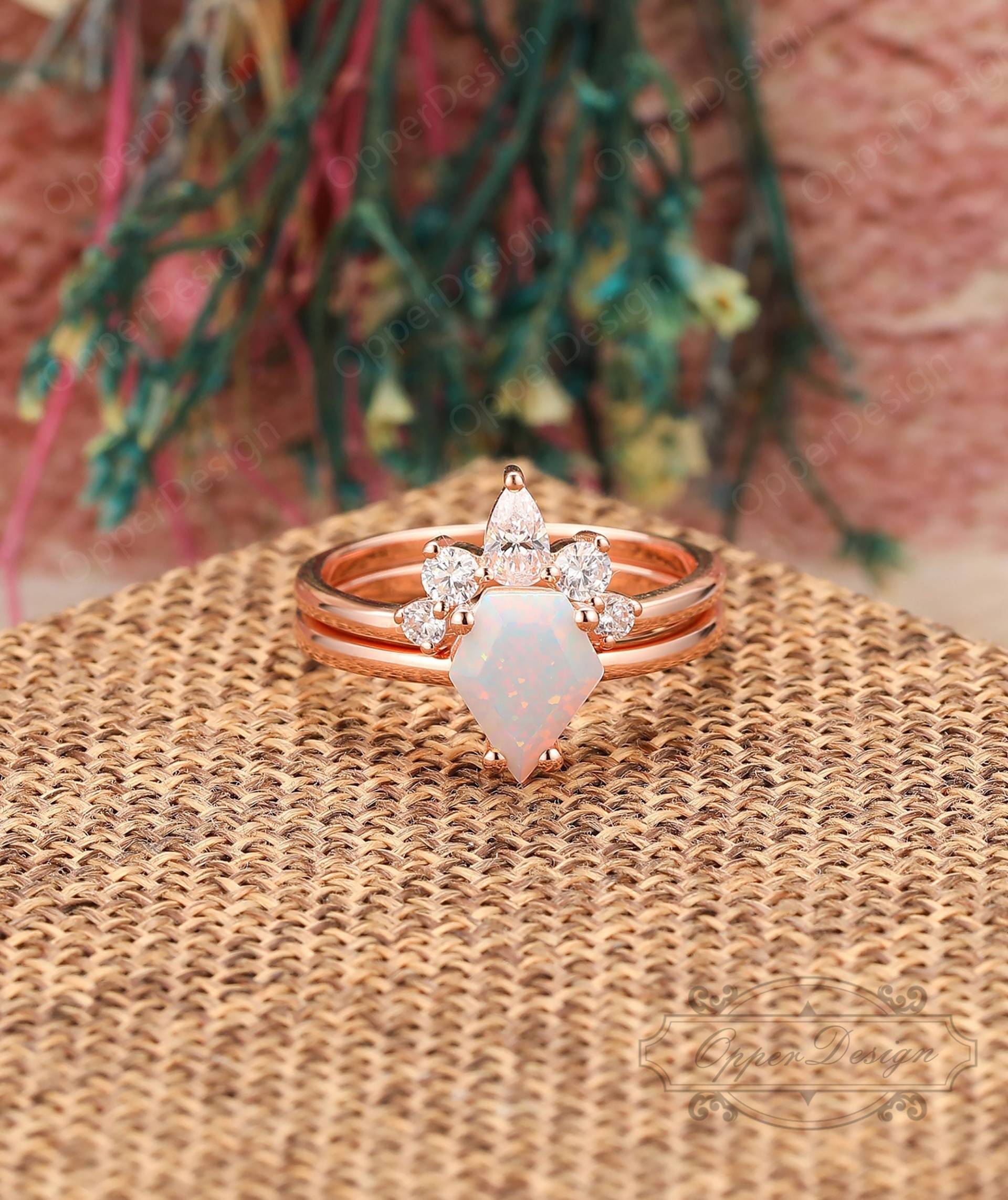 Weißer Opal Braut Set, 14K Rose Gold Ehering Drachen Form Passenden Ring, Personalisierte Ring Stapel Jubiläum Set von OpperDesign