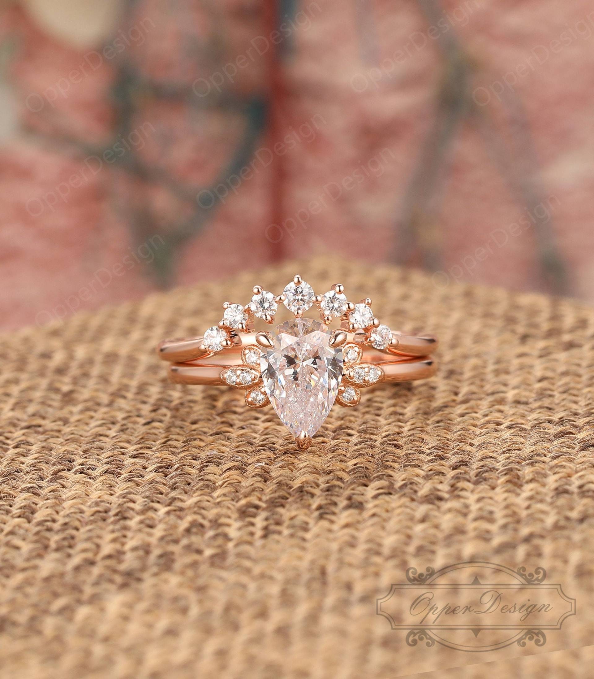 Zarte Frauen Ring Set, Rose Gold Cluster 14K Plain Braut Moissanite Ehering Birnenform Set von OpperDesign