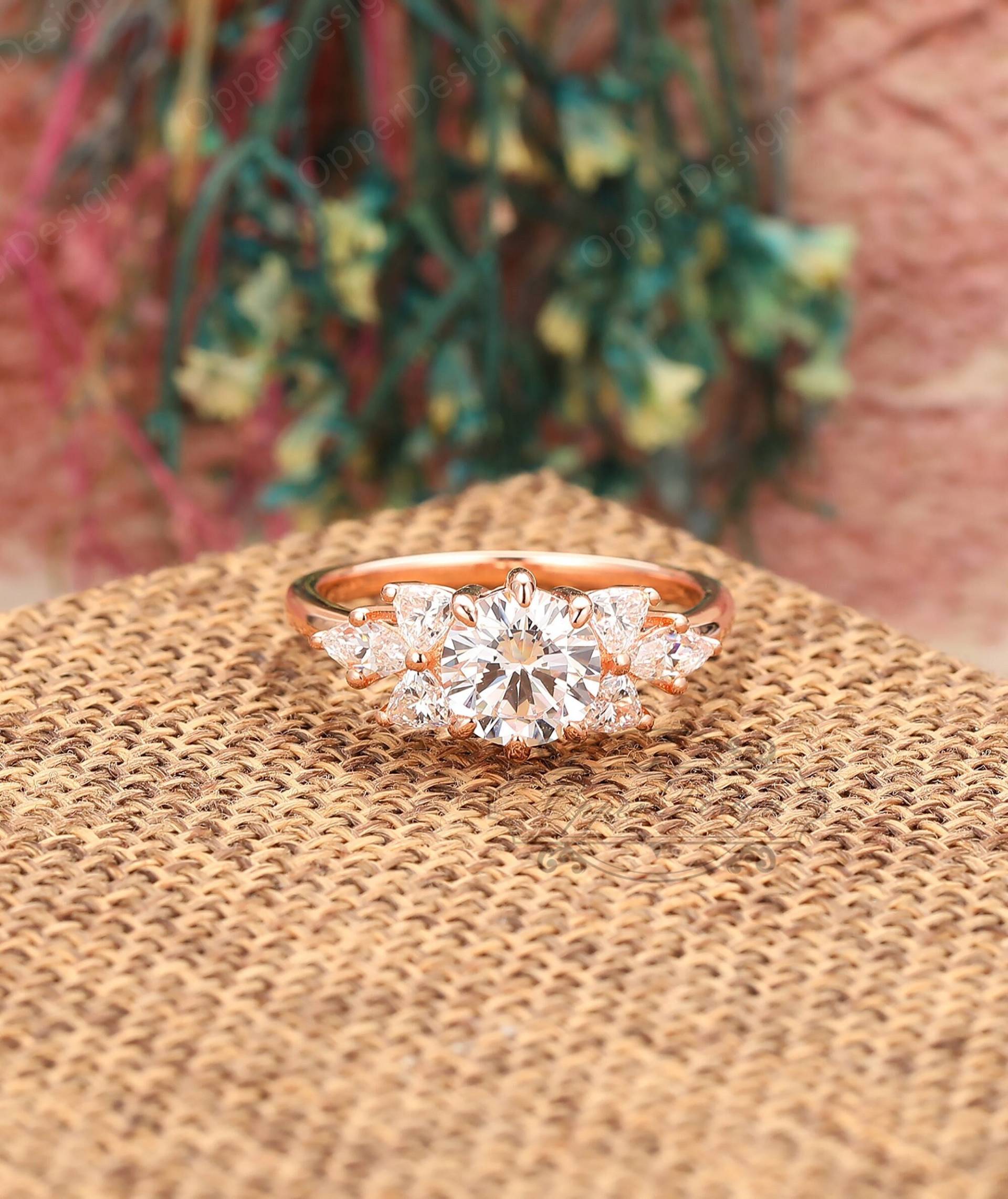 Zierlicher Moissanite Ehering, 14K Rose Gold Ring Für Frauen, Rundschnitt 7mm Verlobungsring, Stapel Vintage Ring, Versprechen von OpperDesign
