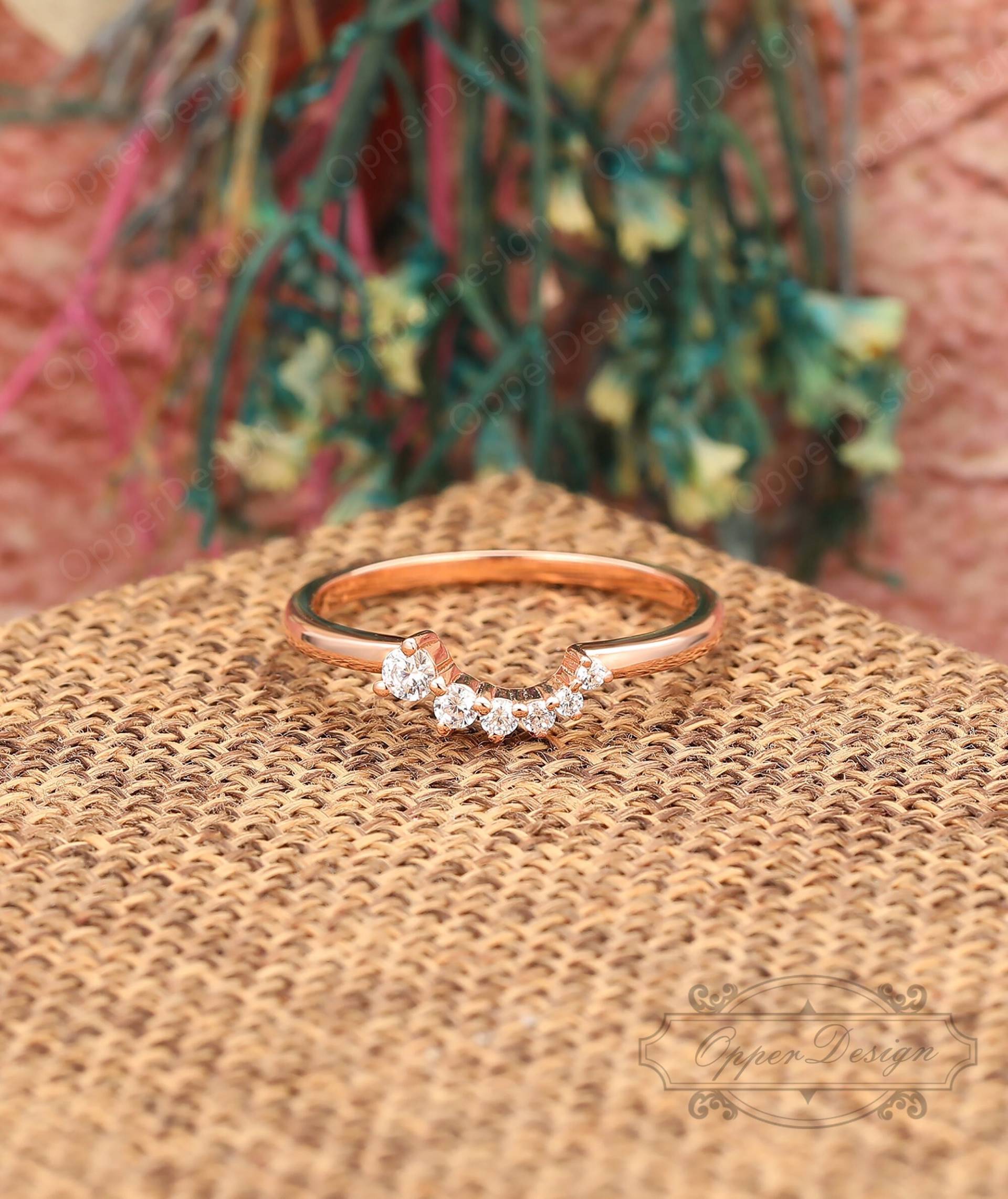 Zierlicher Moissanite Ehering, Handgemachter Verlobungsring, Versprechen Ring Band, 10K Rose Gold Geschwungener Frauen Band von OpperDesign