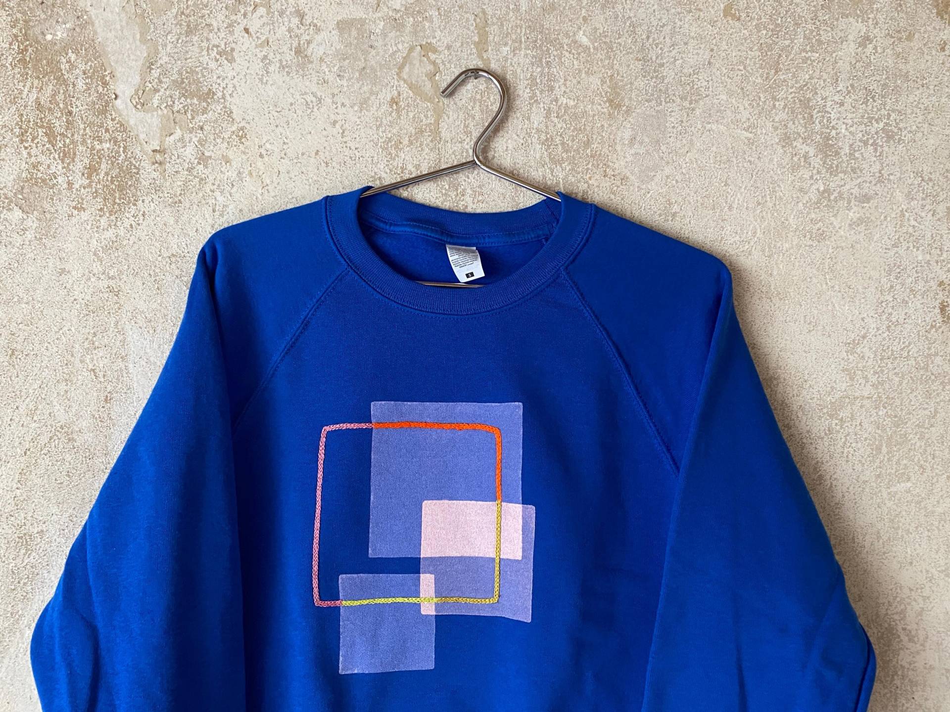Handbesticktes - Sweatshirt Haus Der Statistik Handbesticktes - Sweatshirt Haus Der Statistik von OppositeofBerlin