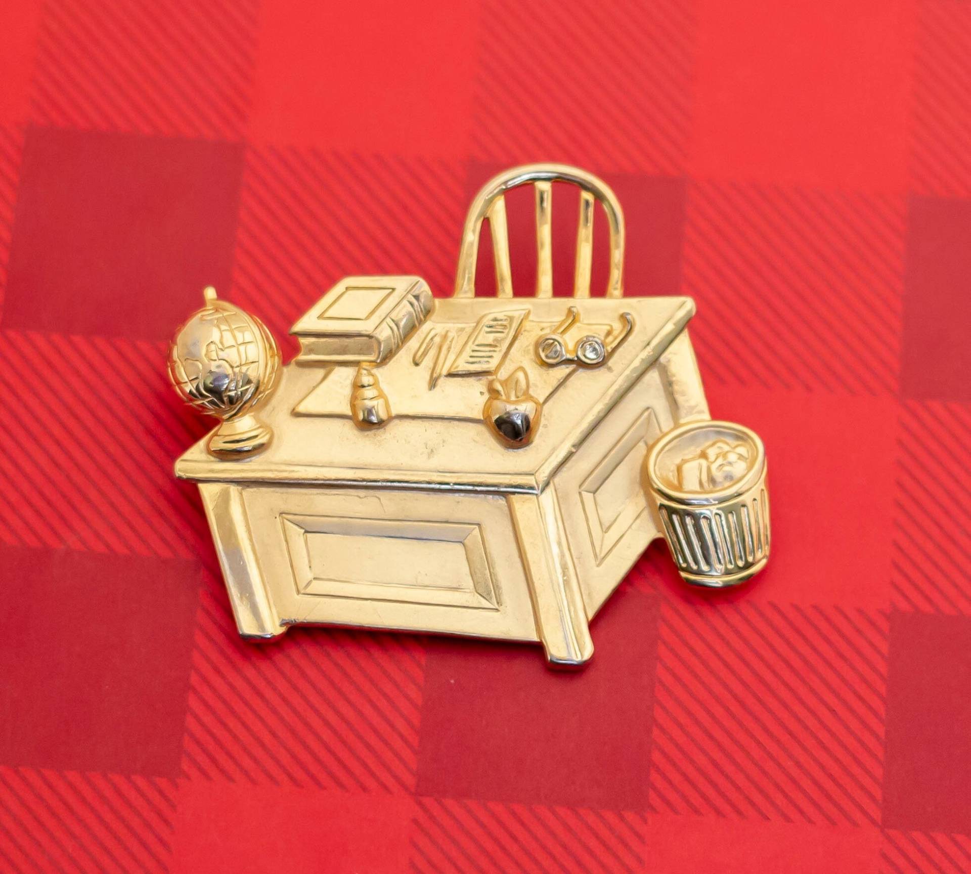 Vintage Goldene Lehrerschule Schreibtisch Gold Ton Brosche Von Jj - O13 Vintage Goldene Lehrerschule Schreibtisch Gold Ton Brosche Von Jj - O13 von Optimisticfinds