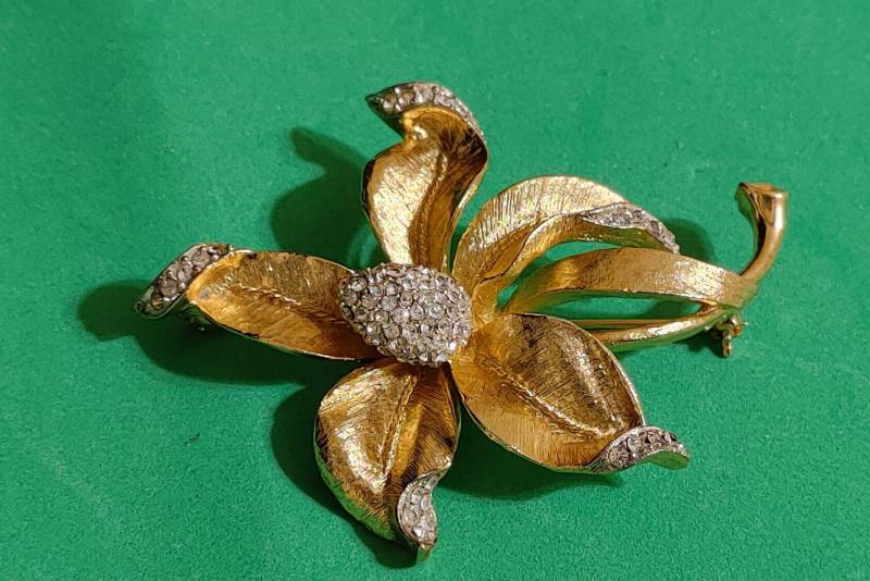 Vintage Goldfarbene Mode-Brosche Blume Mit Mehreren Leuchtenden Cz's 6 X 2, 25 Zoll von OurOdysseyLLC