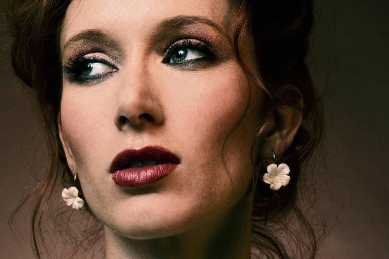 Gold Ohrringe - Weiße Gänseblümchen Gold Ohrringe - Weiße Gänseblümchen von OpulentAntiquity