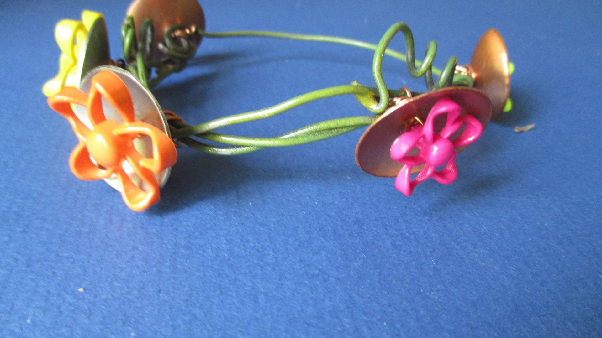 Freche Spaß Armreif Mit Kunststoff Blumen Freche Spaß Armreif Mit Kunststoff Blumen von OpulentArtifacts