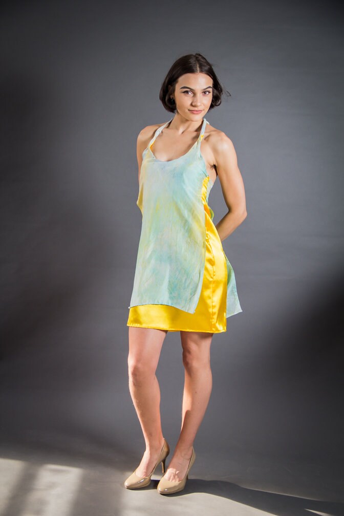 Blau/Gelb Doppelt Abstrakte Handbemalte Neckholder-Kleid von OraYaffa