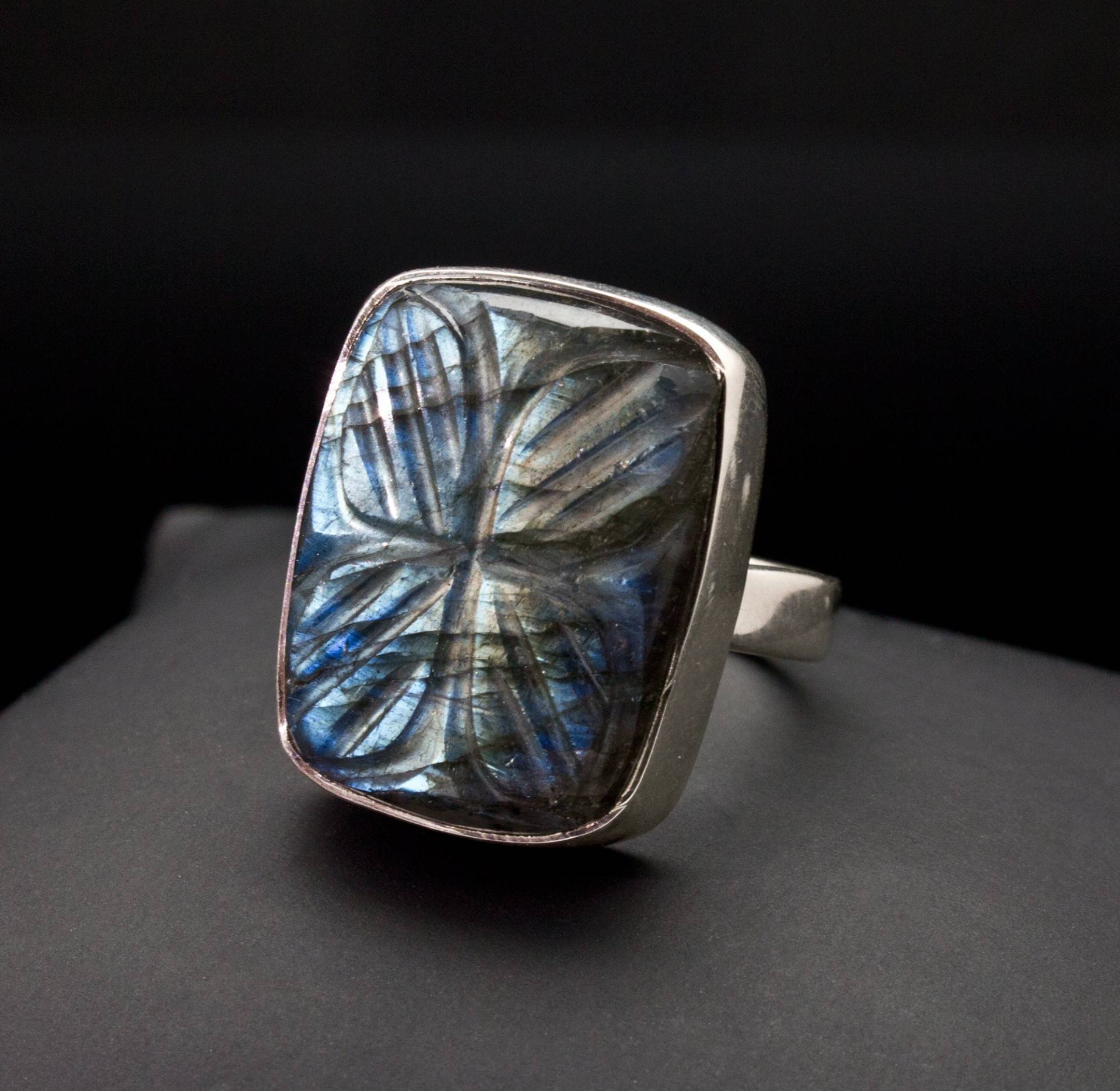 sterling Silber Geschnitzter Labradorit Ring Größe 7 sterling Silber Geschnitzter Labradorit Ring Größe 7 von OracleFineJewelry
