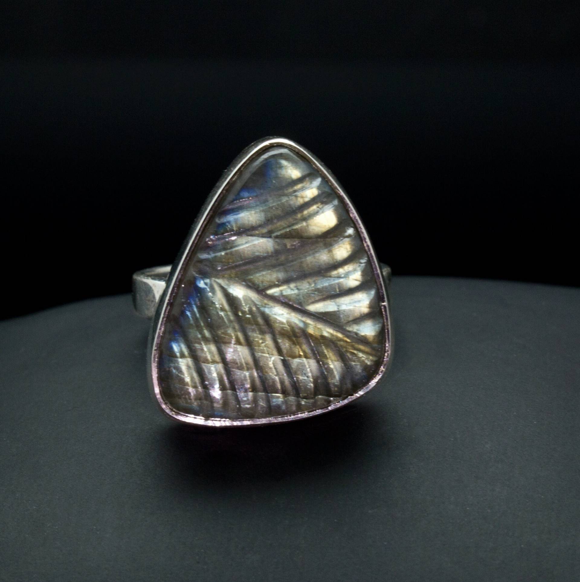 sterling Silber Geschnitzter Labradorit Ring Größe 8 von OracleFineJewelry