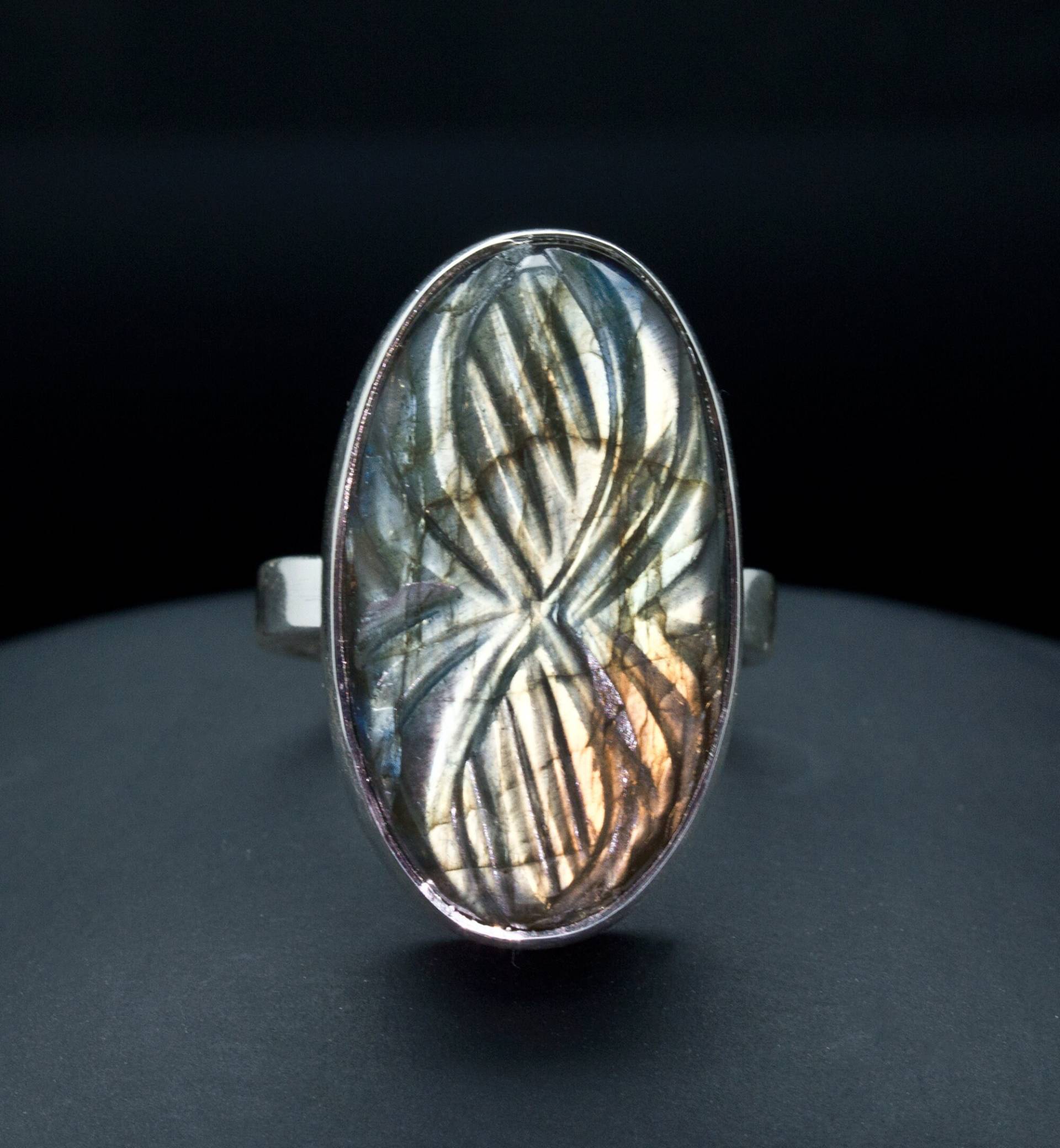 sterling Silber Geschnitzter Labradorit Ring Größe 8 von OracleFineJewelry