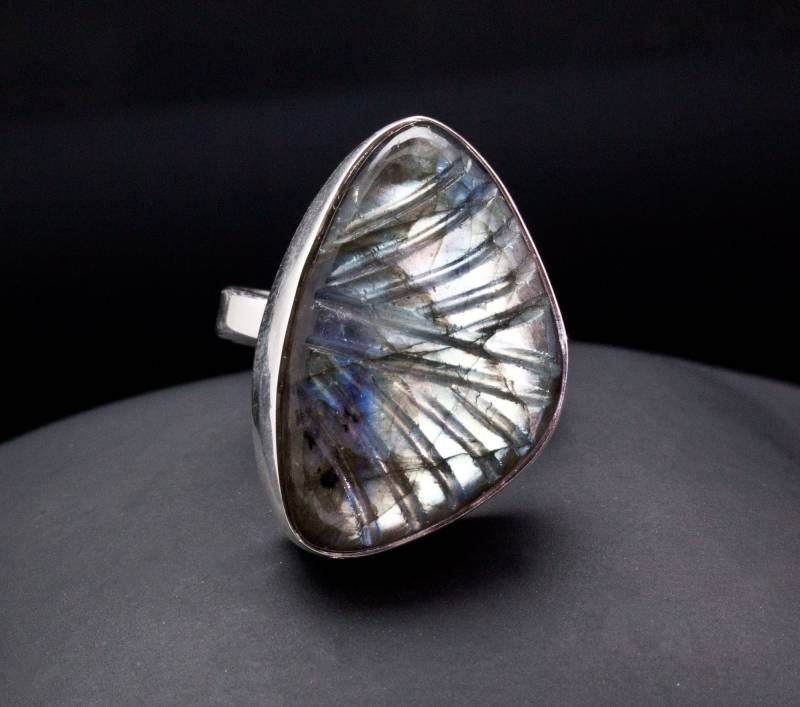 sterling Silber Geschnitzter Labradorit Ring Größe 8 von OracleFineJewelry