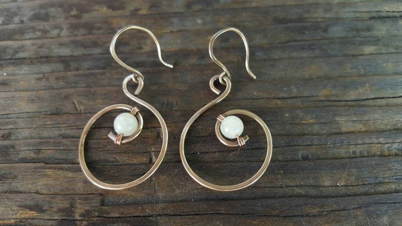 Altbronze Ohrringe Draht Gewickelt Onyx Perle von OrangeKnot