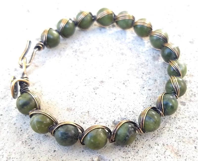 Gewickeltes Armband Aus Serpentin-Kupferdraht Dunkelgrüner Edelstein-Armreif von OrangeKnot
