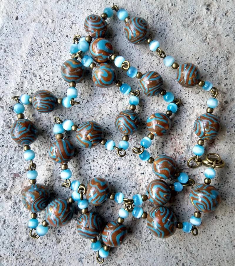 Handgerollte Tonperlenkette Petrol Braun Swirl, Katzenaugen von OrangeKnot