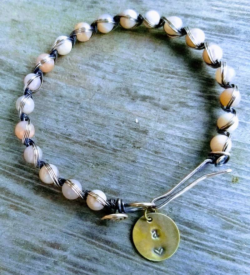 Mondstein Perlen Armband Hand Gestempelt Bronze Charm Draht Gewickelt Schmuck von OrangeKnot