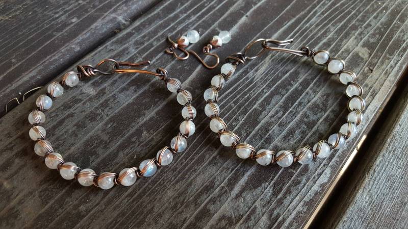 Regenbogen Mondstein Kupfer Armband Draht Gewickelt Armreif Mit Personalisiertem Anhänger von OrangeKnot