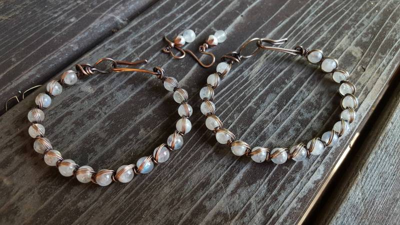 Regenbogen Mondstein Kupfer Armband Und Perle Ohrringe Set von OrangeKnot