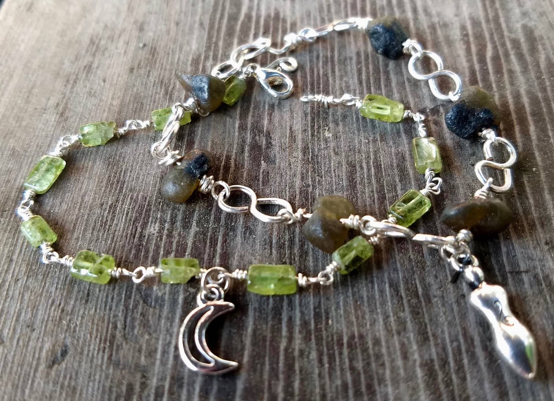 Satz Von Silber Charm Armbänder, Labradorit Aventurin Armband Set, Fruchtbarkeitsgöttin Mond Wire Wrapped Bracelets Grüne Armbänder von OrangeKnot