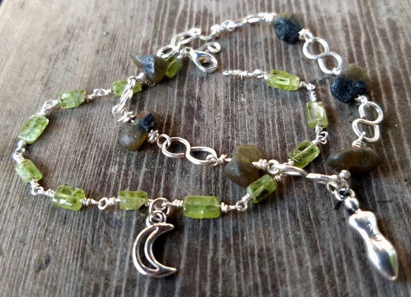 Satz Von Silber Charm Armbänder, Labradorit Aventurin Armband Set, Fruchtbarkeitsgöttin Mond Wire Wrapped Bracelets Grüne Armbänder von OrangeKnot