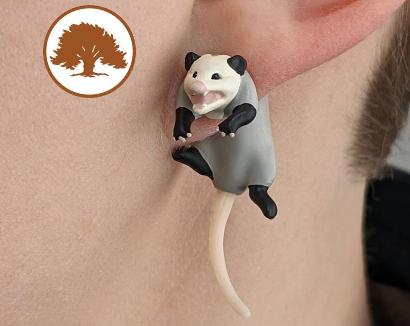 Handbemalte Ohrringe Opossum | 3D Gedruckt von OrangeYewCurios