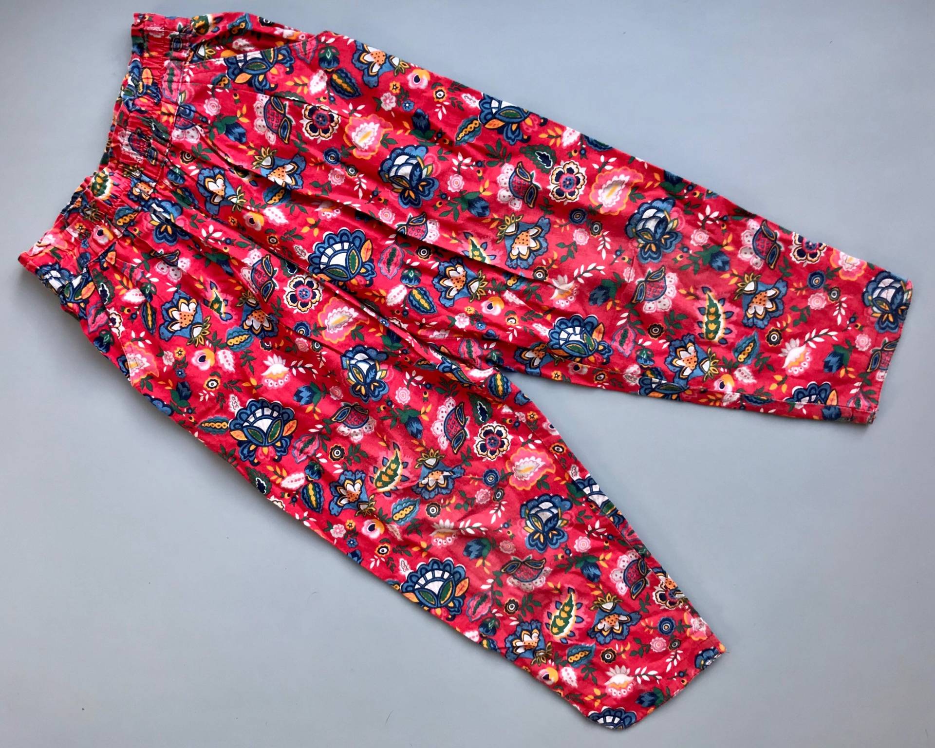 Vintage 1990Er Floral Mädchen Hose 5-6 Jahre Rot Hell Sommer Leichte Baumwolle von OrangesandLemonsJnr