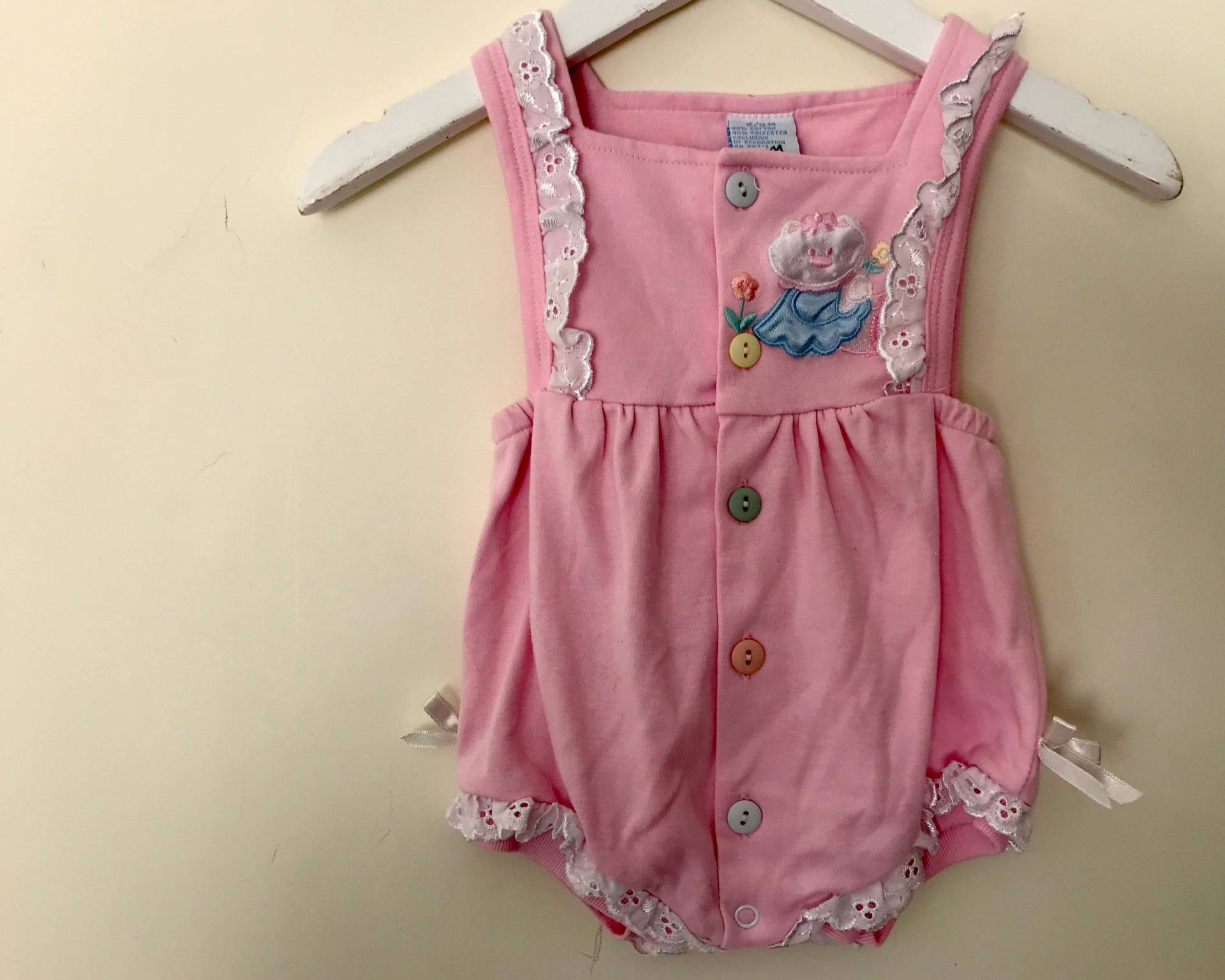 Vintage Pastell Sommer Strampler Baby Mädchen 6-9 Monate Rosa Spitze Bestickt Einteiler Vintage 1990Er Jahre von OrangesandLemonsJnr