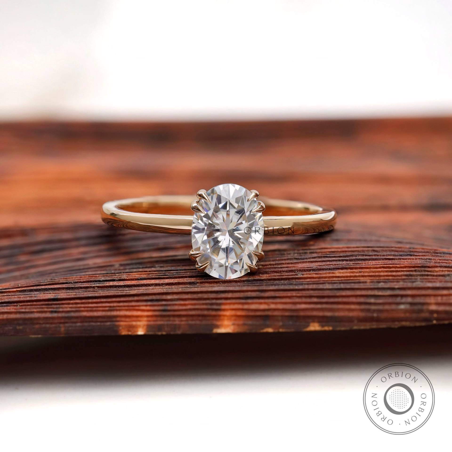 Oval Moissanit Ring, Verlobungsring, Solitär Ring Im Ovalschliff, Einzelsteinringe, Doppelkrallenspitze, Martini-Korb-Set-Ring von OrbionJewels