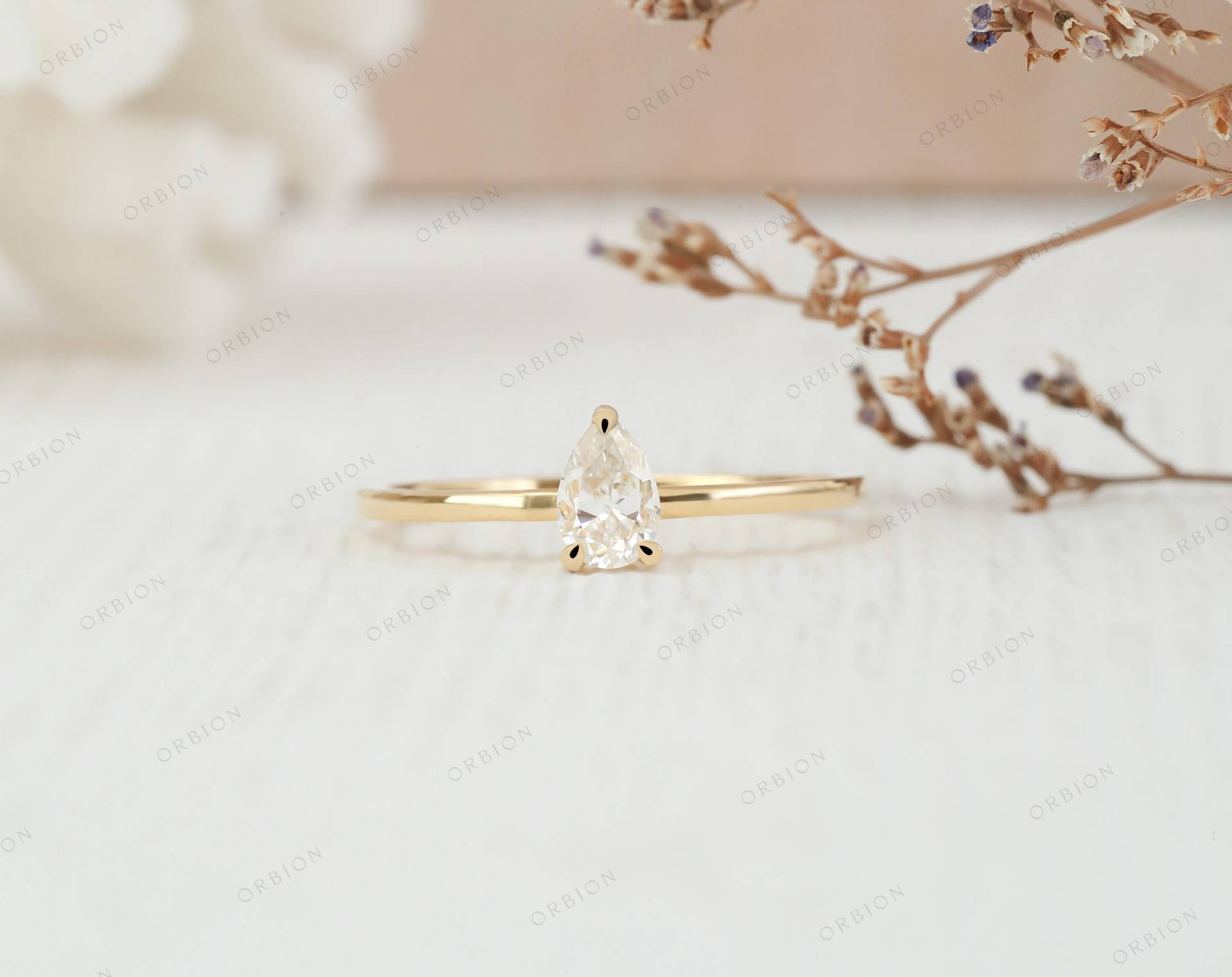 Birnenförmiger Moissanite Verlobungsring, 14K | 18K Gold Ring, Schlichter Ehering, Jahrestagsgeschenk, Ring Für Frauen, Versprechensring von OrbionJewels