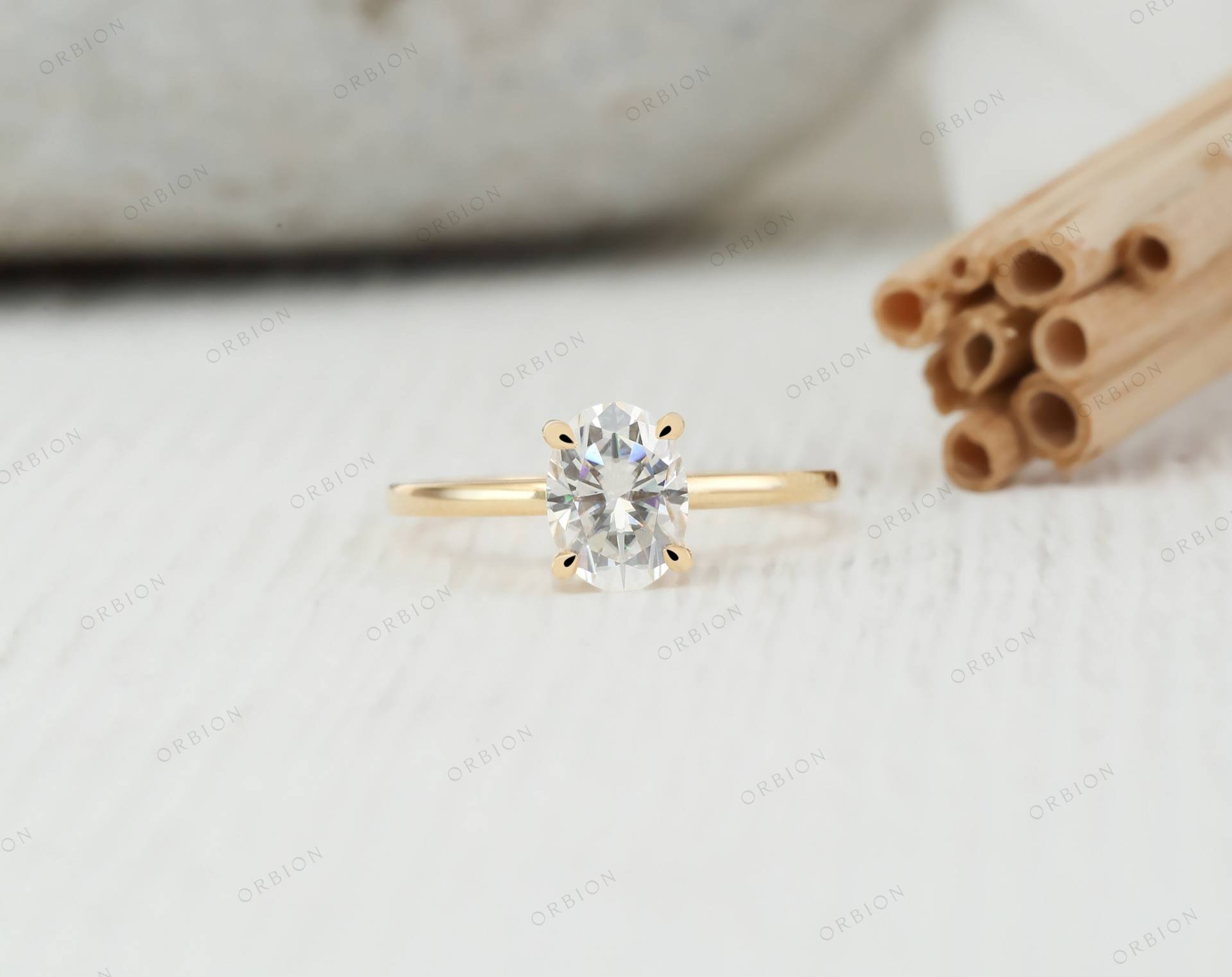 Oval Versteckter Halo Moissanite Verlobungsring Für Frauen, 14K 18Kgold Ring, Einfache Hochzeit Solitär Versprechensring, Versteckte Ringe von OrbionJewels