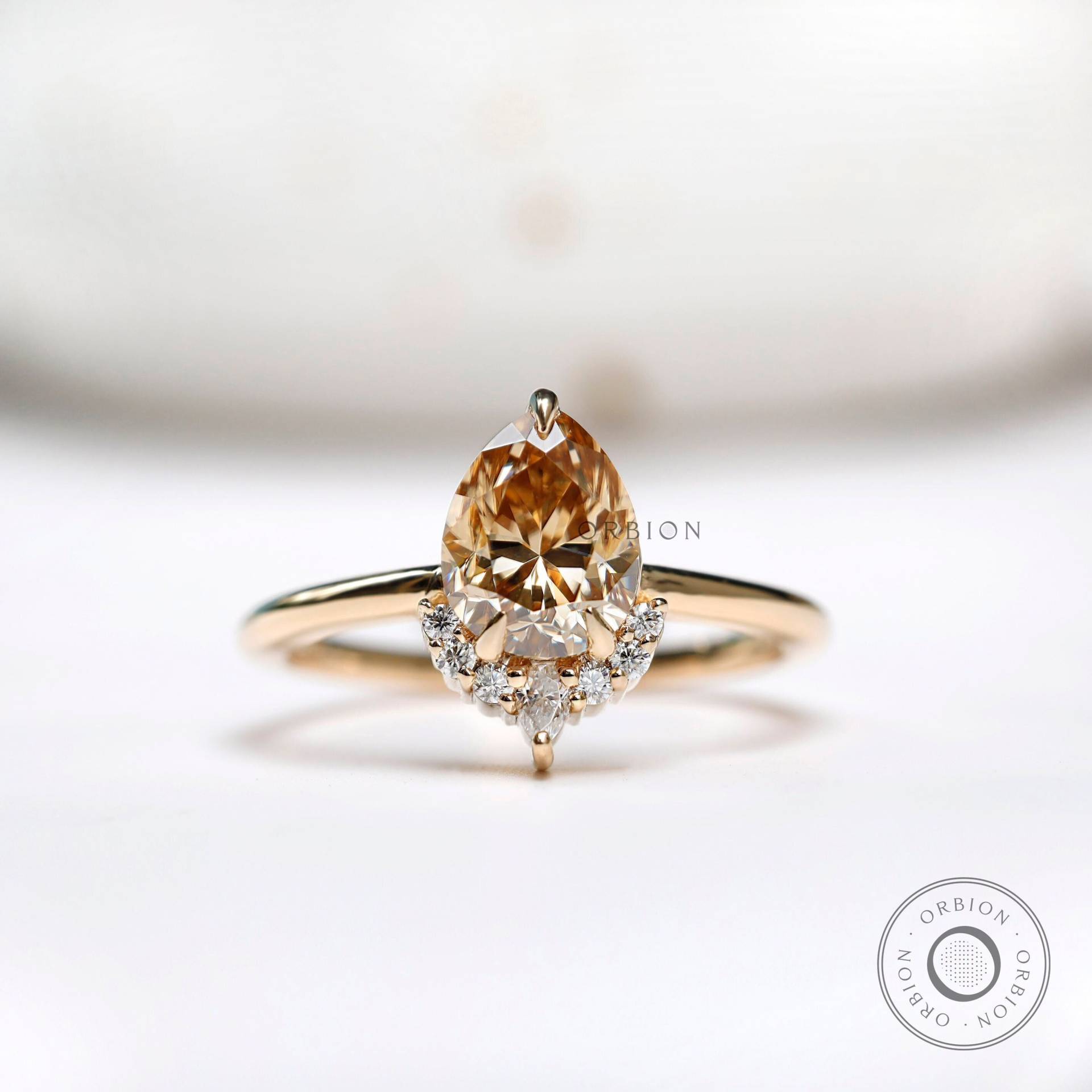 Moissanite Verlobungsring, Pear Cut Halb Halo Diamant Ring, Champagner Jubiläumsring, Ehering, Versprechen Ring von OrbionJewels