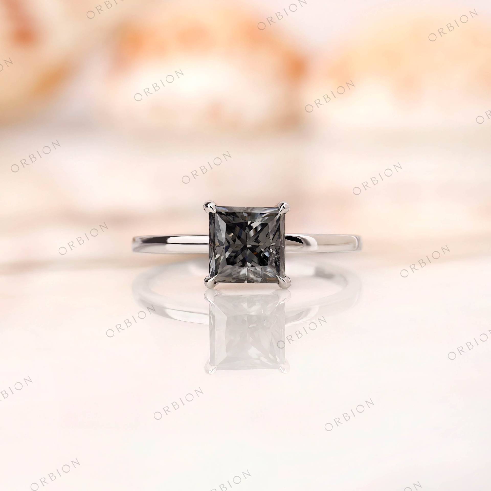 Princess Cut Moissanite Verlobungsring Grau Für Frauen, 14K | 18K Solid Gold Ring Einfacher Ehering, Jubiläumsgeschenk, Einzigartiger Versprechenring von OrbionJewels